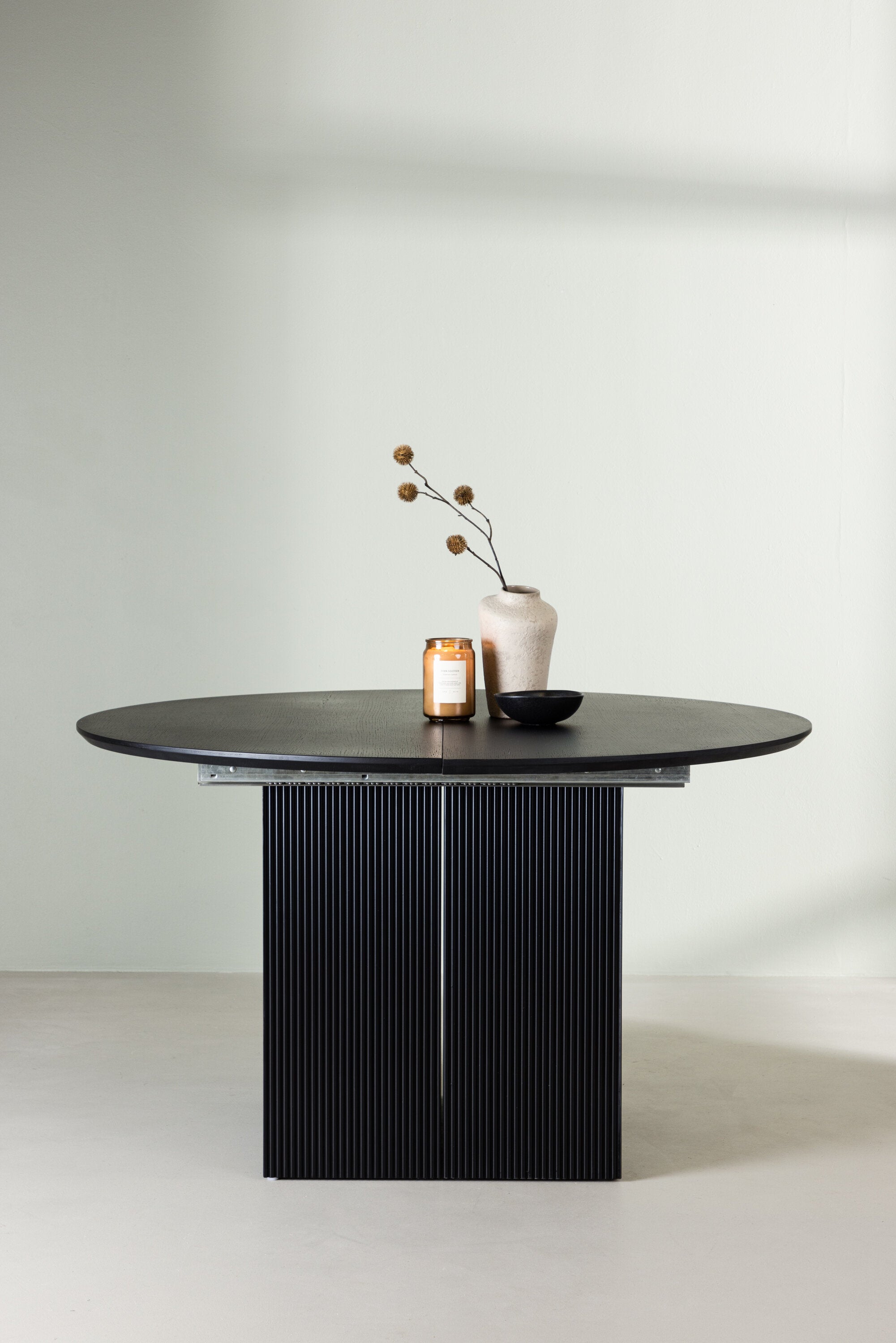 Matilda Esstisch ausziehbar in Schwarz präsentiert im Onlineshop von KAQTU Design AG. Esstisch ist von Venture Home