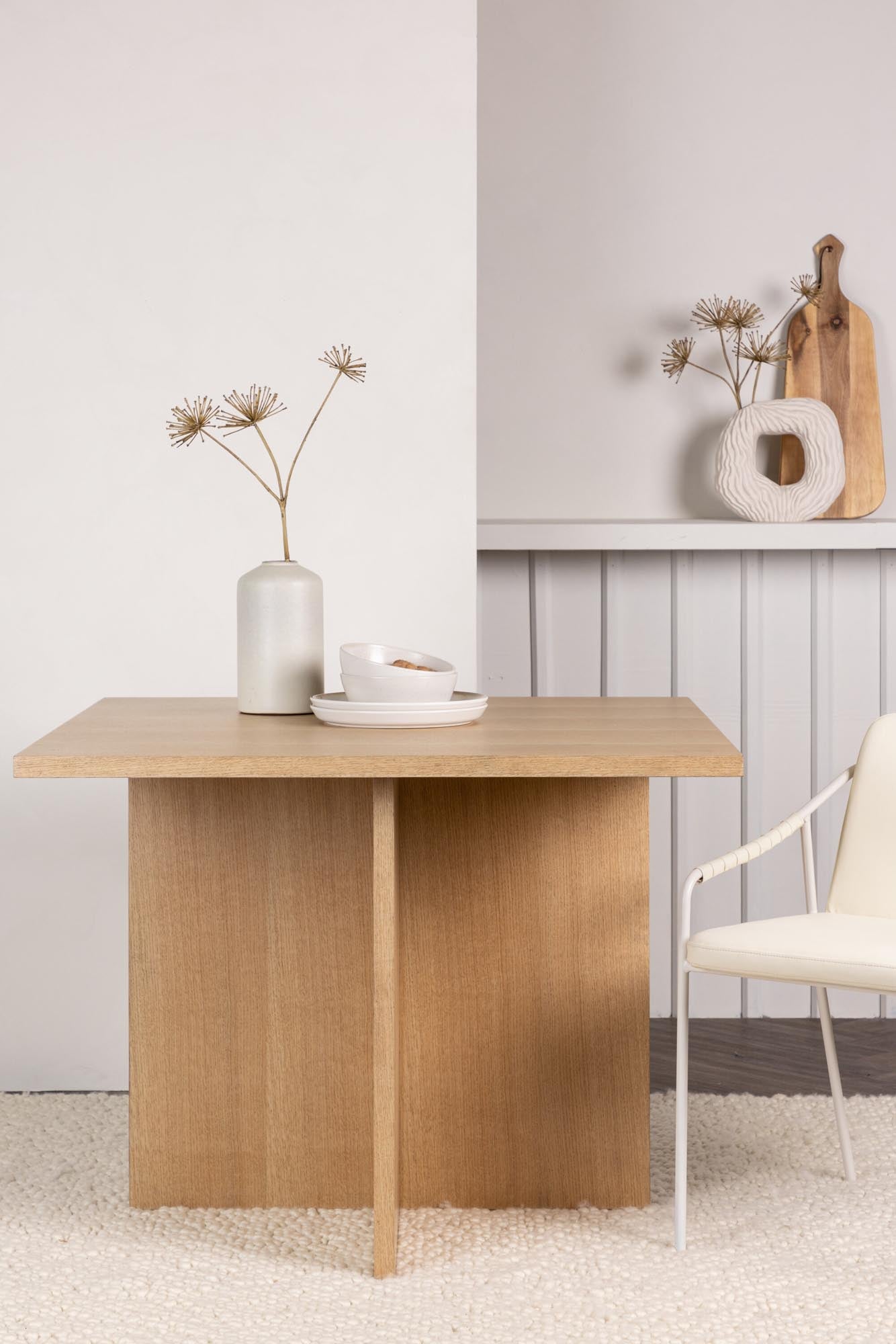 Erleben Sie den Leo Tisch von Venture Home: Elegantes Design, robuste MDF-Oberfläche und perfekt für kompakte Essbereiche. Einladend und pflegeleicht!