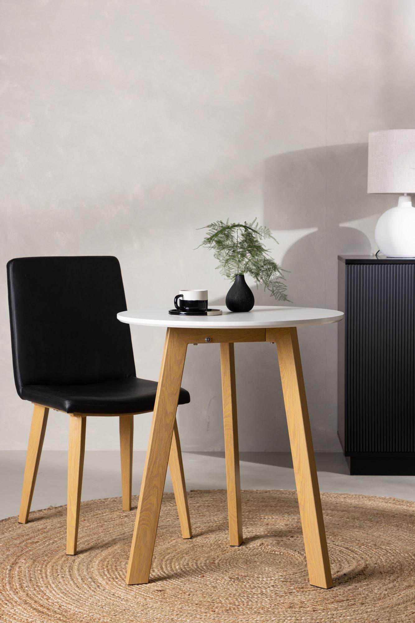 Stilvoller Leonora Tisch von Venture Home: Runde MDF-Oberfläche, warmes Eichenholz-Gestell, perfekt für gesellige Abende und modernes Wohnen.