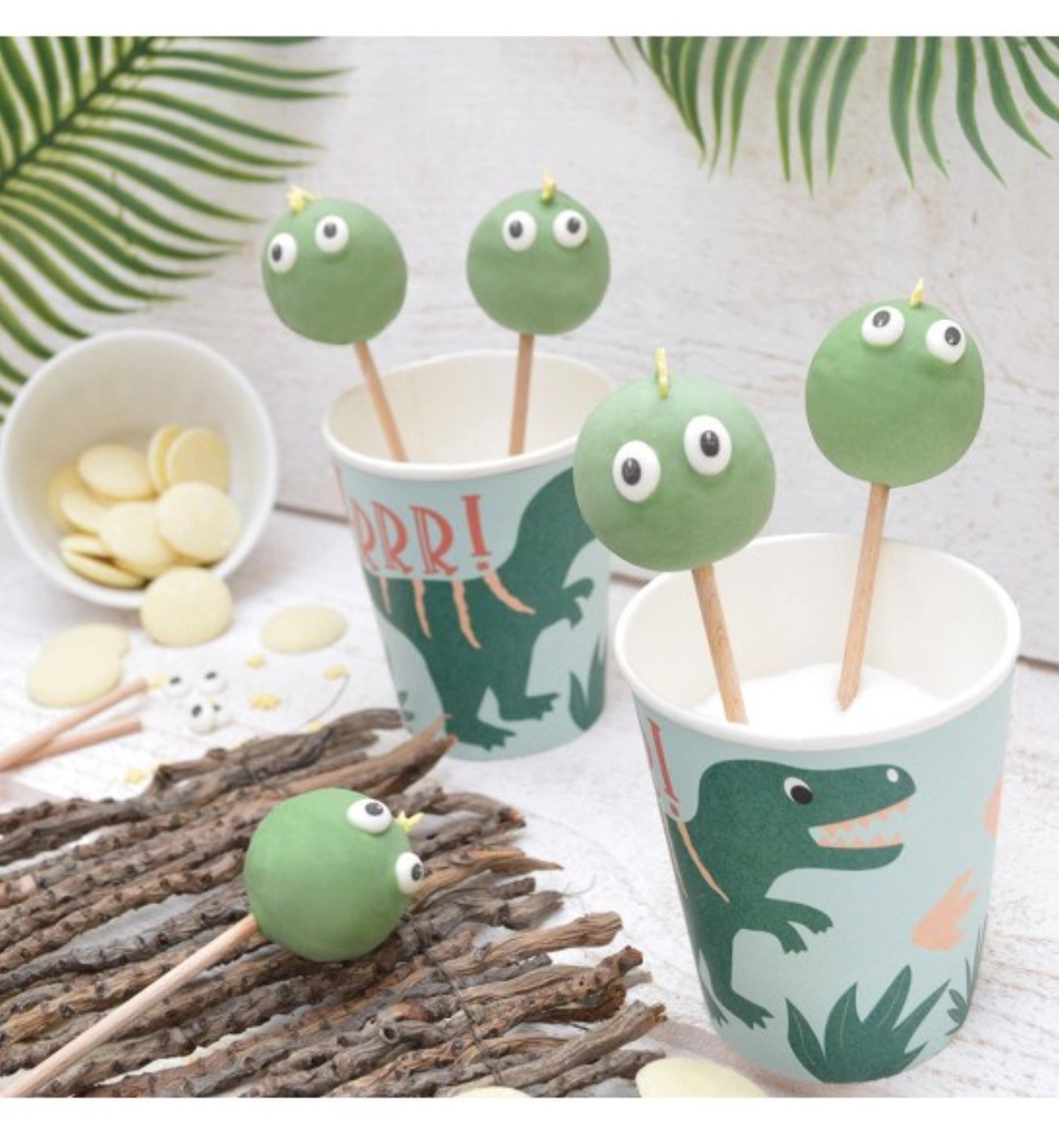 Buntes Set aus 8 Papiertellern mit niedlichen Dinosauriern, perfekt für Kinderfeste und Dino-Mottopartys, Durchmesser 23 cm.