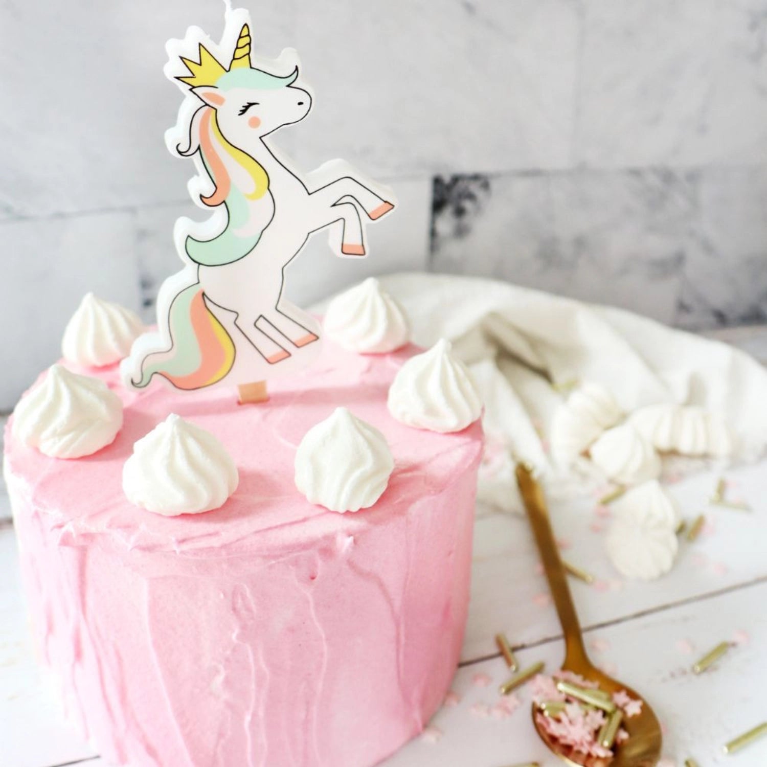 Große Einhornkerze in bunten Farben von Scrap Cooking, perfekt für festliche Anlässe und um eine zauberhafte Atmosphäre zu schaffen.