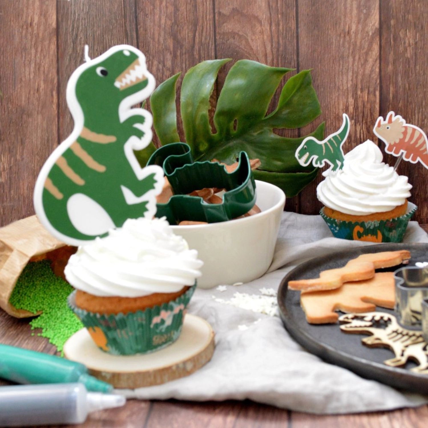 Große grüne Dinosaurier-Kerze von Scrap Cooking, ideal für Kindergeburtstage und Deko, sorgt für ein fröhliches Ambiente.
