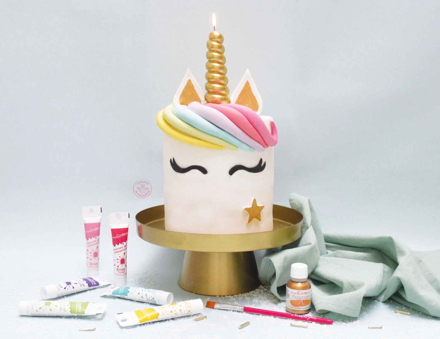 XXL Kerze in Form eines goldenen Einhorn-Horns von Scrap Cooking, ideal für festliche Anlässe und kreative Dekoration.