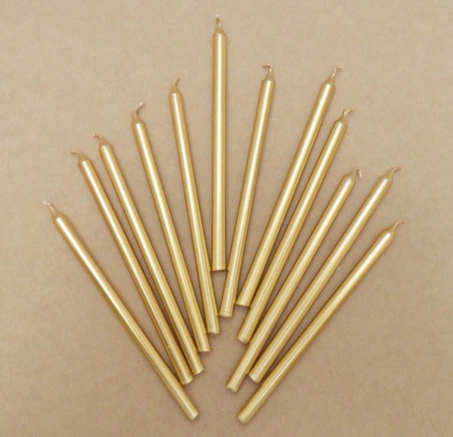 Elegantes 12er Set goldener Kerzen, 12 cm lang, perfekt für festliche Dekorationen und besondere Feierlichkeiten.