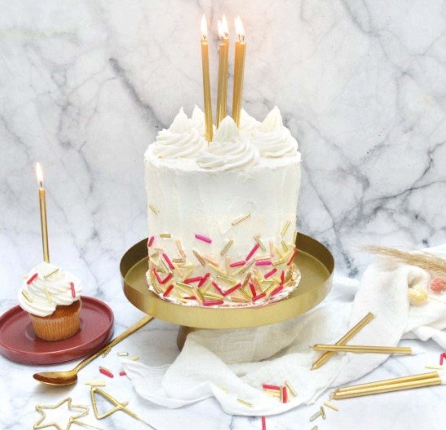 Verleihen Sie Ihrem Zuhause mit den 12 cm langen goldenen Kerzen im 12er Set von Scrap Cooking einen Hauch von Eleganz. Ideal für jede Feier!