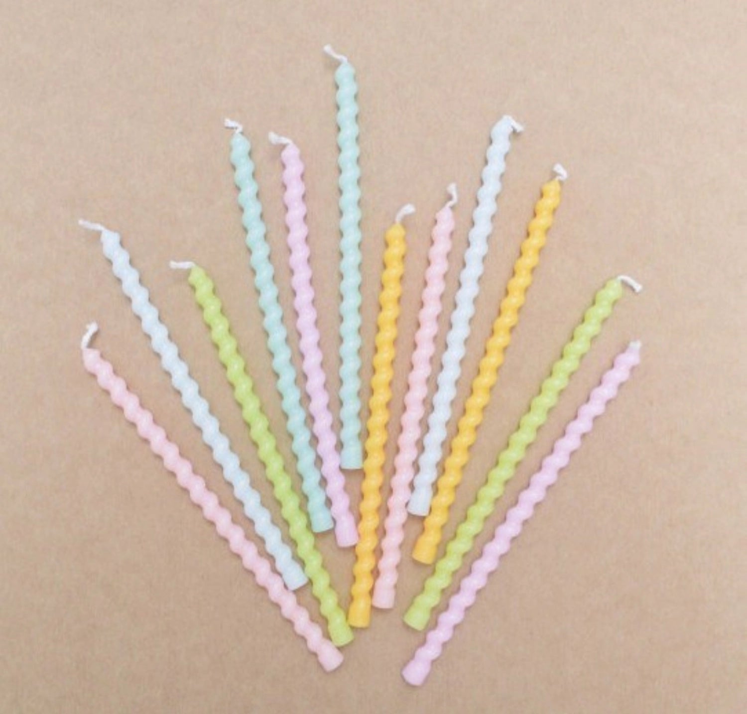 Buntes 12er Set lang gedrehter Kerzen von Scrap Cooking, perfekt für kreative Tischdekorationen und festliche Anlässe.