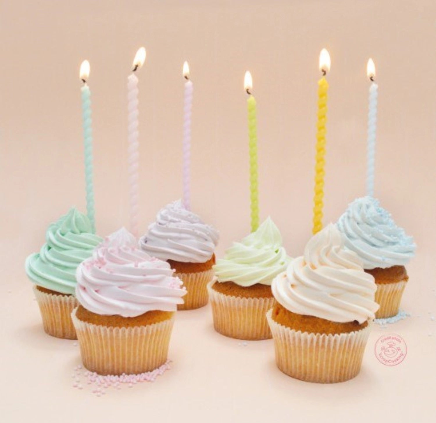 Vielseitiges 12er Set langer, spiralförmiger Kerzen in bunten Farben von Scrap Cooking, ideal für stimmungsvolle Dekorationen und besondere Feierlichkeiten.