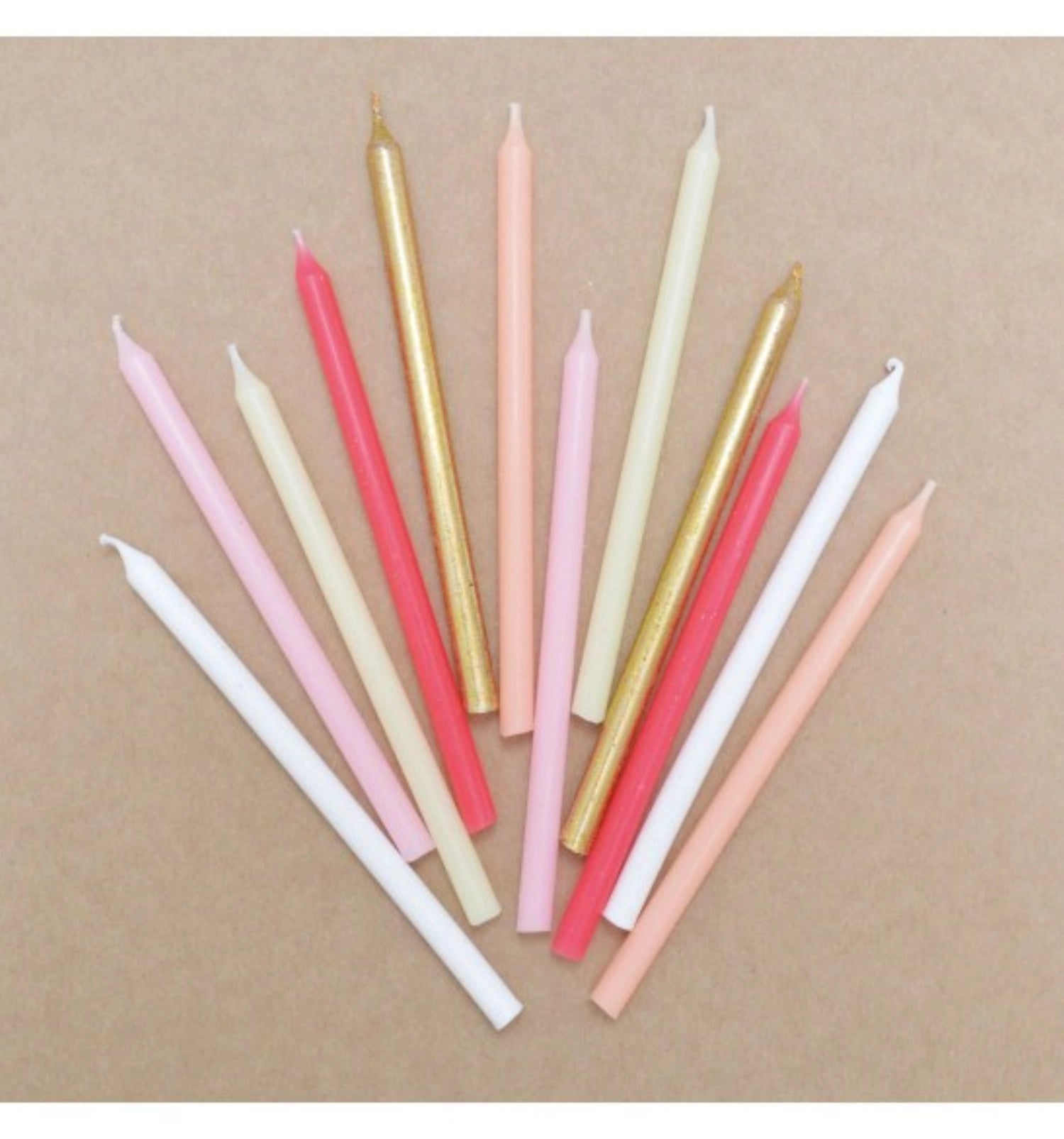 Elegantes 12er Set langer Kerzen in glänzendem Gold, perfekt für festliche Anlässe und stimmungsvolle Dekorationen.