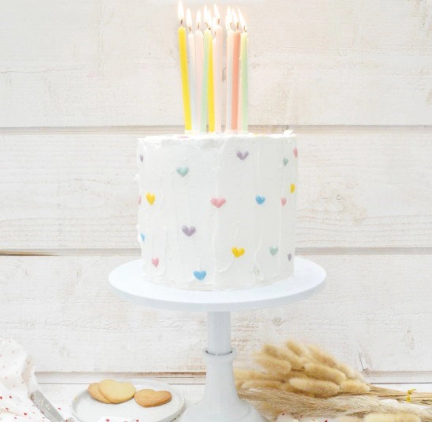 Schaffen Sie eine einladende Atmosphäre mit den 12 pastellfarbenen Kerzen von Scrap Cooking. Perfekt für jeden Anlass und als stilvolles Geschenk!