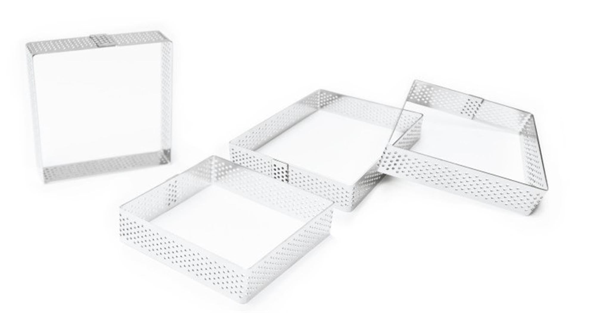 Quadratische, perforierte Tortenringe (8x8cm) aus Edelstahl für gleichmässiges Backen und kreative Desserts. Perfekt für Profis und Anfänger.
