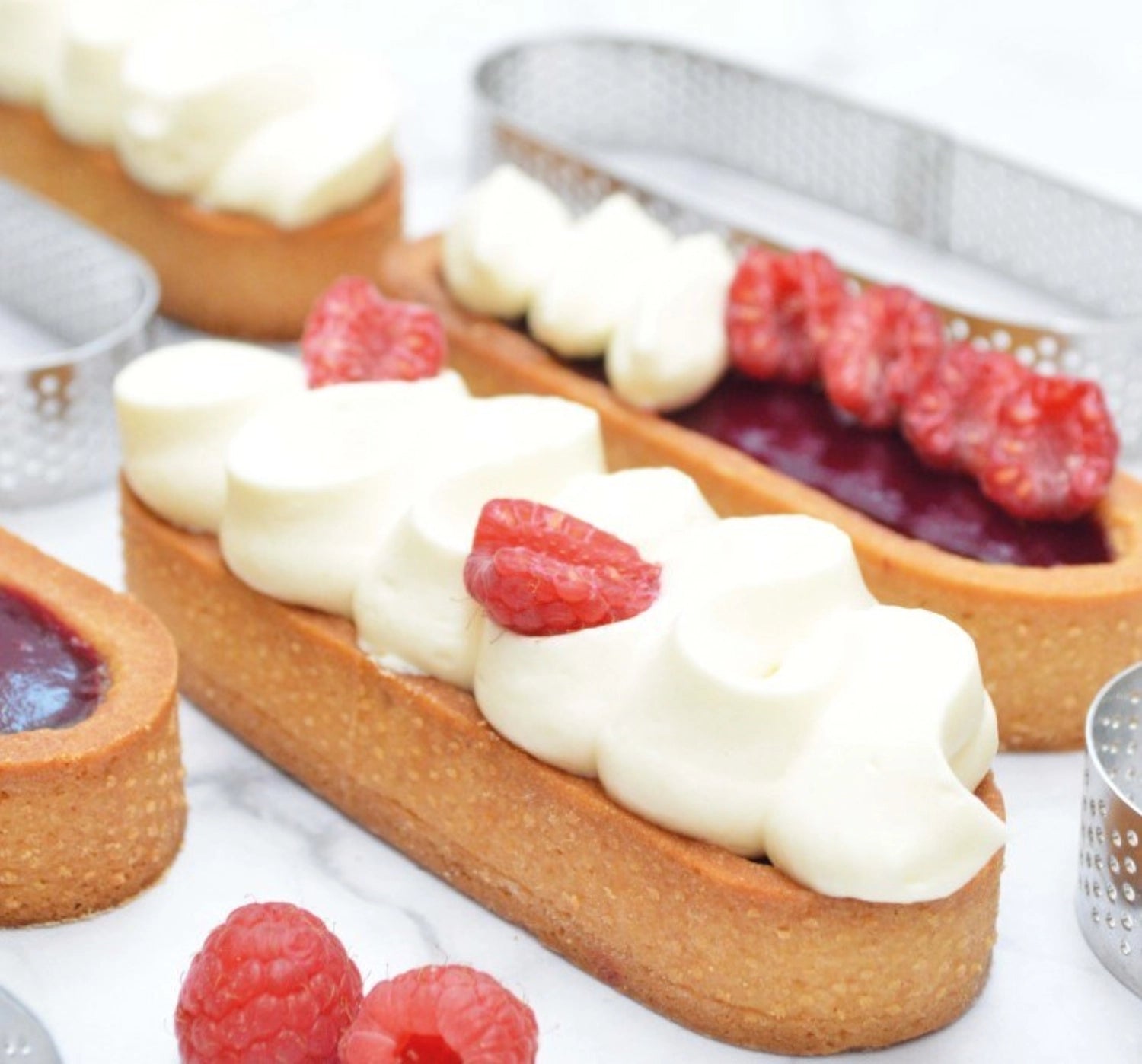 4er Set ovaler Tortenringe (15x4cm) mit praktischen Perforationen von Scrap Cooking, perfekt für das Backen von individuellen Torten und Desserts.