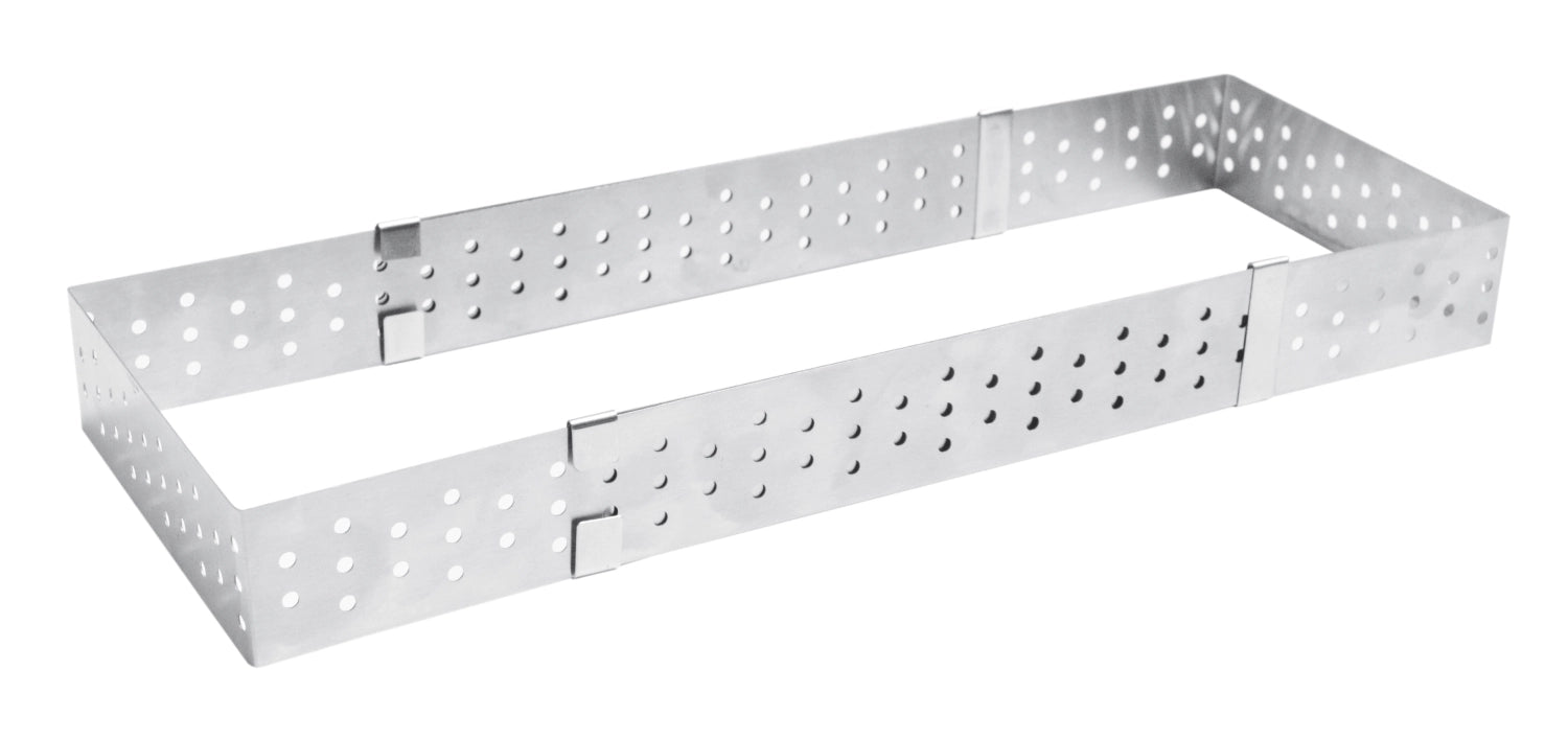 Vielseitige, ausziehbare Backform aus Edelstahl (22-24 cm) mit Perforationen für optimale Luftzirkulation und perfekte Backergebnisse.