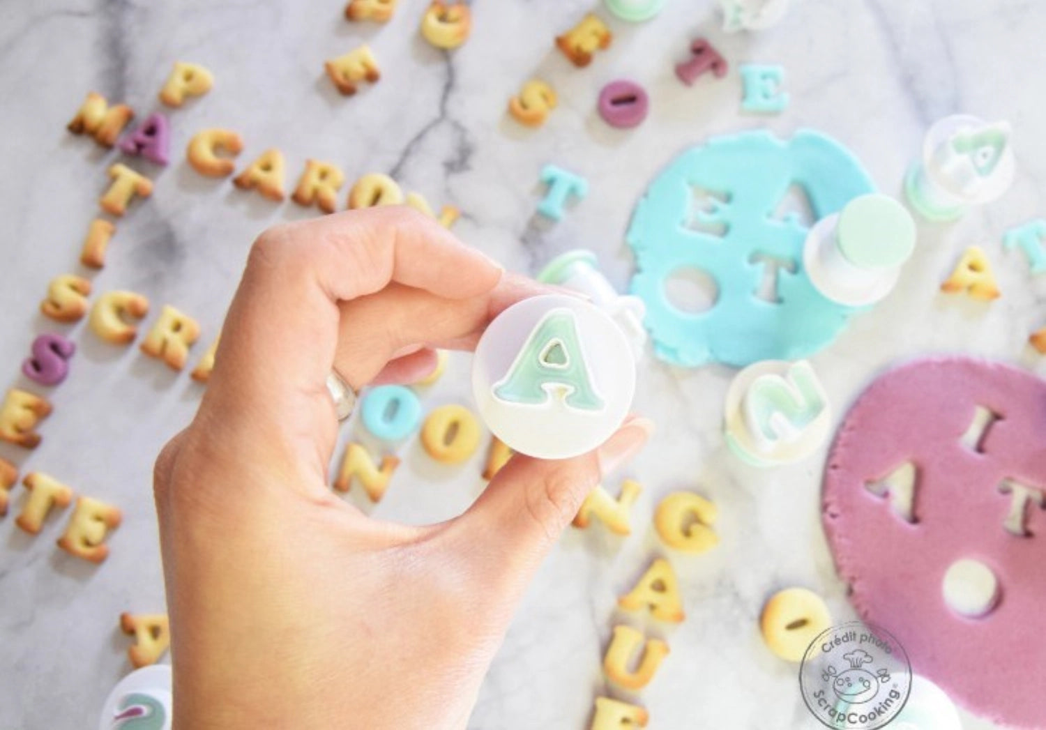 Vielseitiges 36-teiliges Set mit Stempelschneidern für Buchstaben und Zahlen, perfekt zum kreativen Gestalten von Kuchen und Gebäck. Ideal für Backliebhaber!