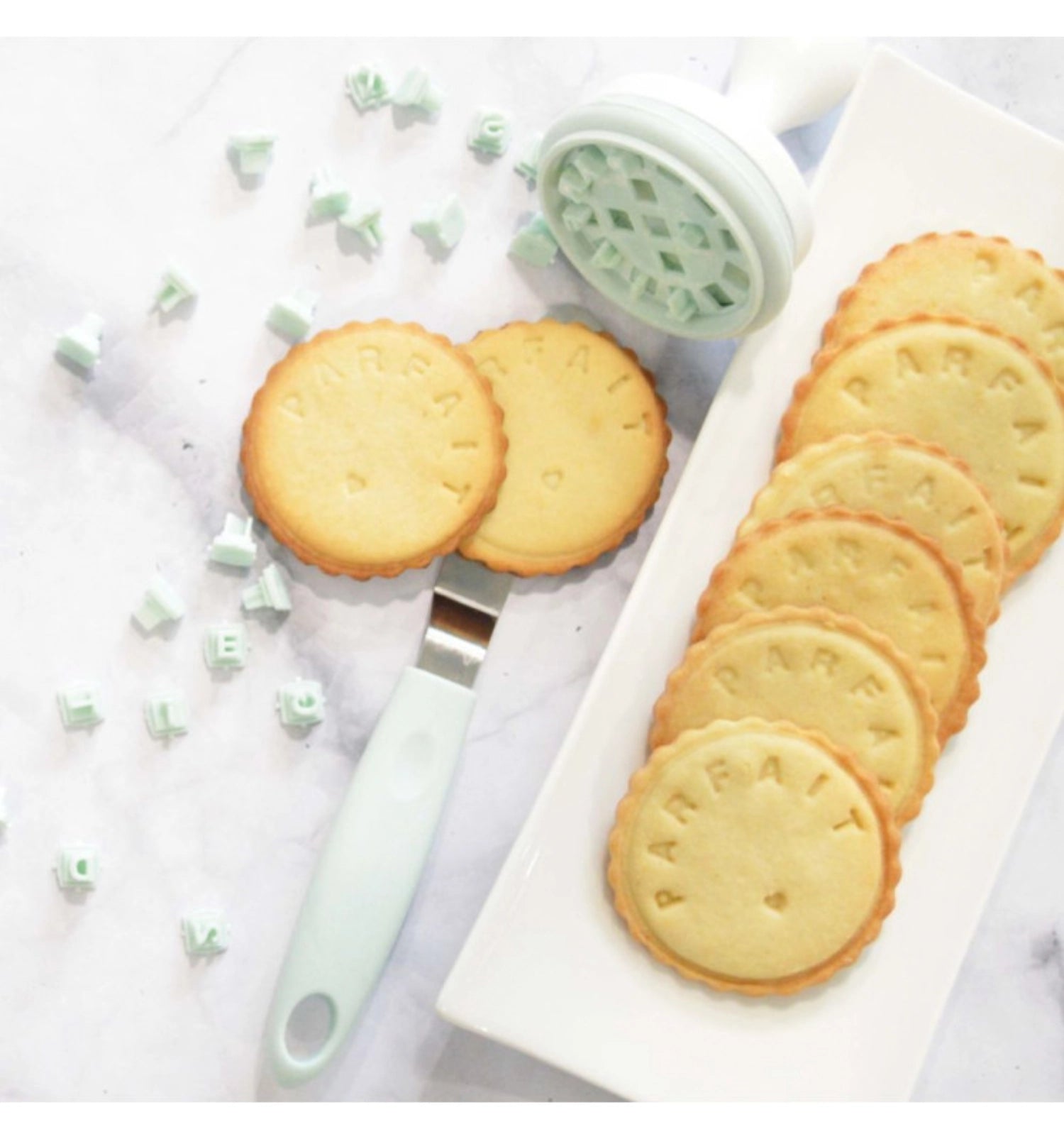 Gestalte deine Backkreationen einzigartig! Der Message Stempel von Scrap Cooking bringt persönliche Botschaften auf Kekse und Torten.