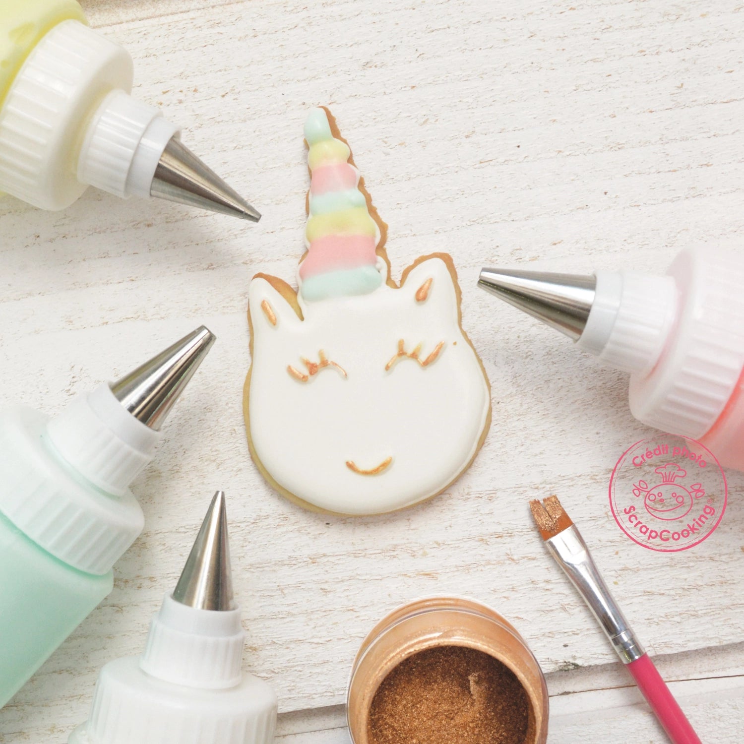 Bunte Ausstechplatte in Einhorn-Form von Scrap Cooking, ideal für fantasievolle Backprojekte und süße Leckereien für Kinder.