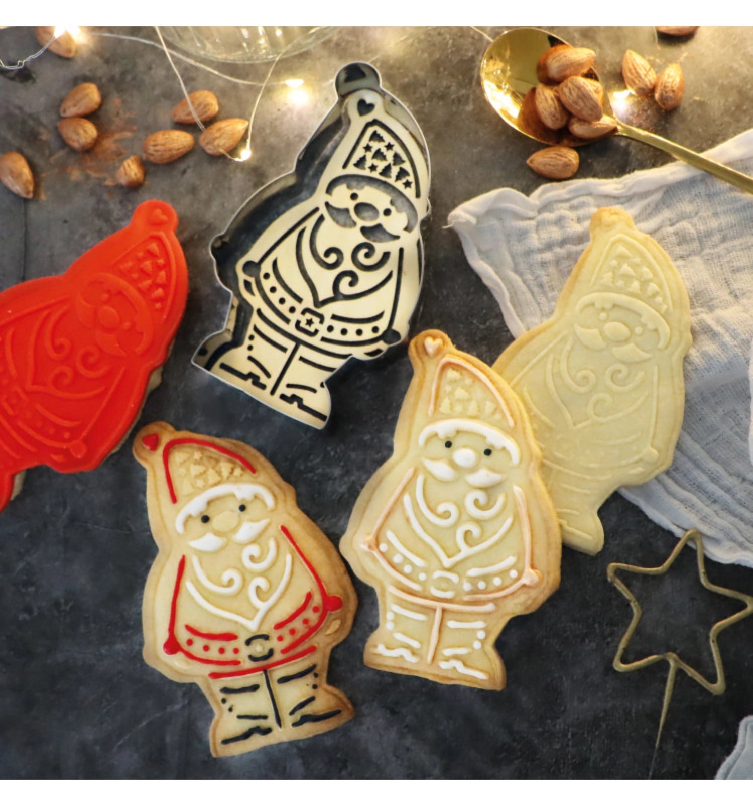 Kreieren Sie zauberhafte Weihnachtsmann-Plätzchen mit der robusten Ausstechform und Holzpräger von Scrap Cooking – perfekt für festliche Backmomente!