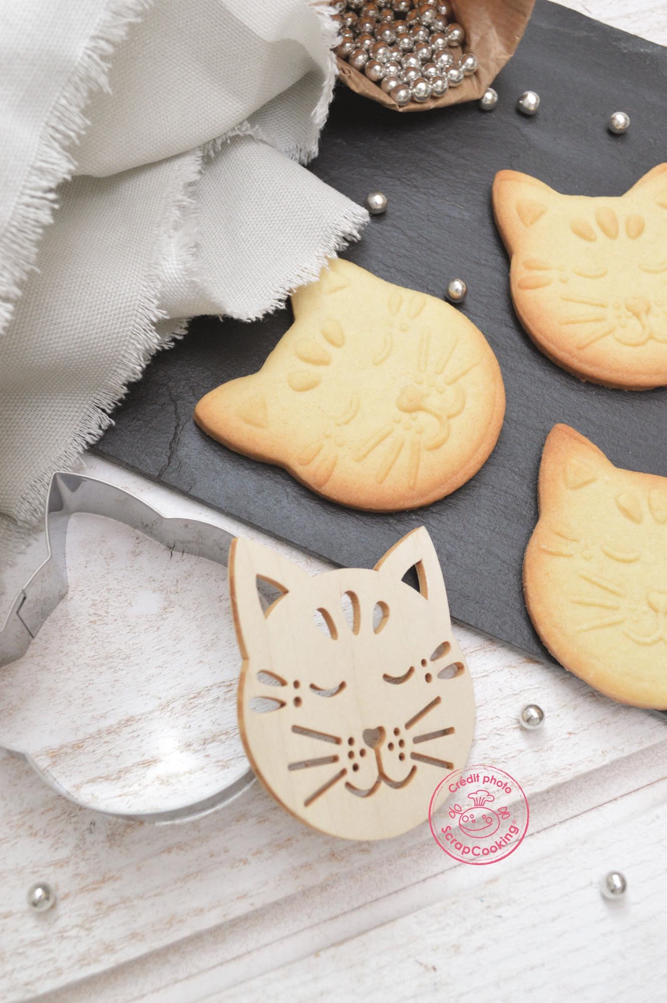 Katzenkekse gestalten mit Scrap Cooking Ausstechform und Holzpräger.