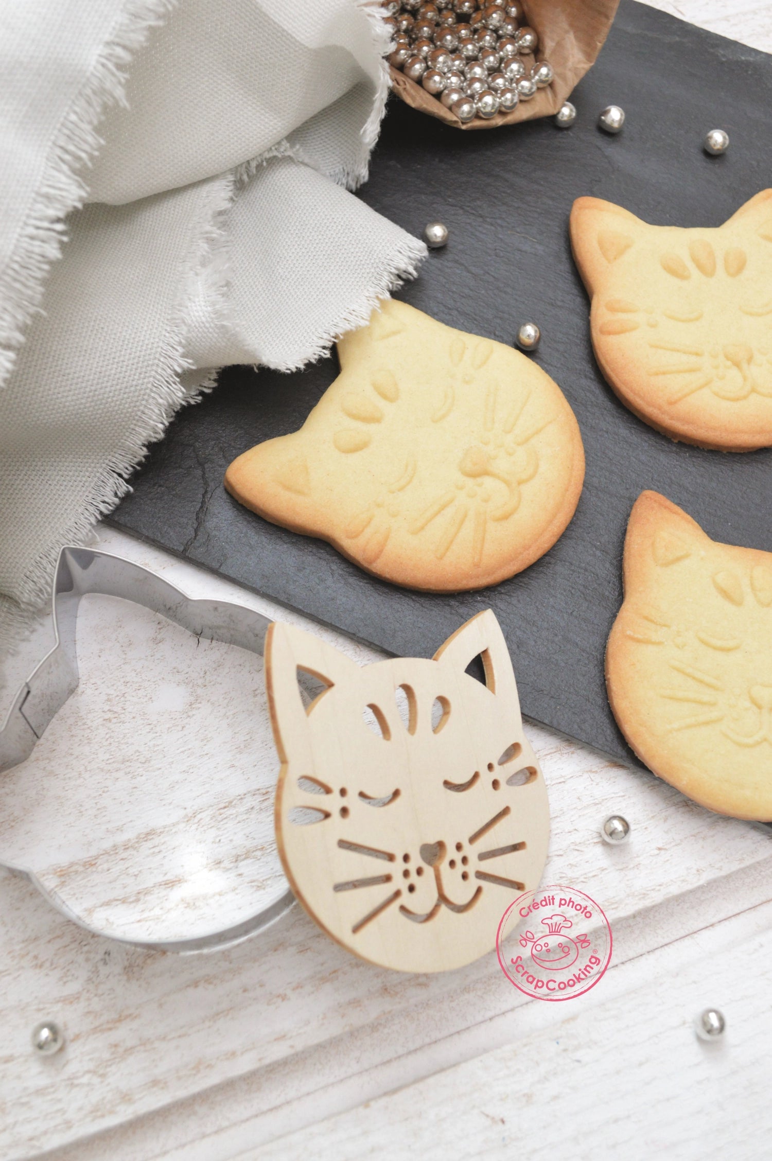 Kreative Ausstechform und Holzpräger in Katzenform von Scrap Cooking, perfekt für das Backen von niedlichen Keksen und Leckereien.
