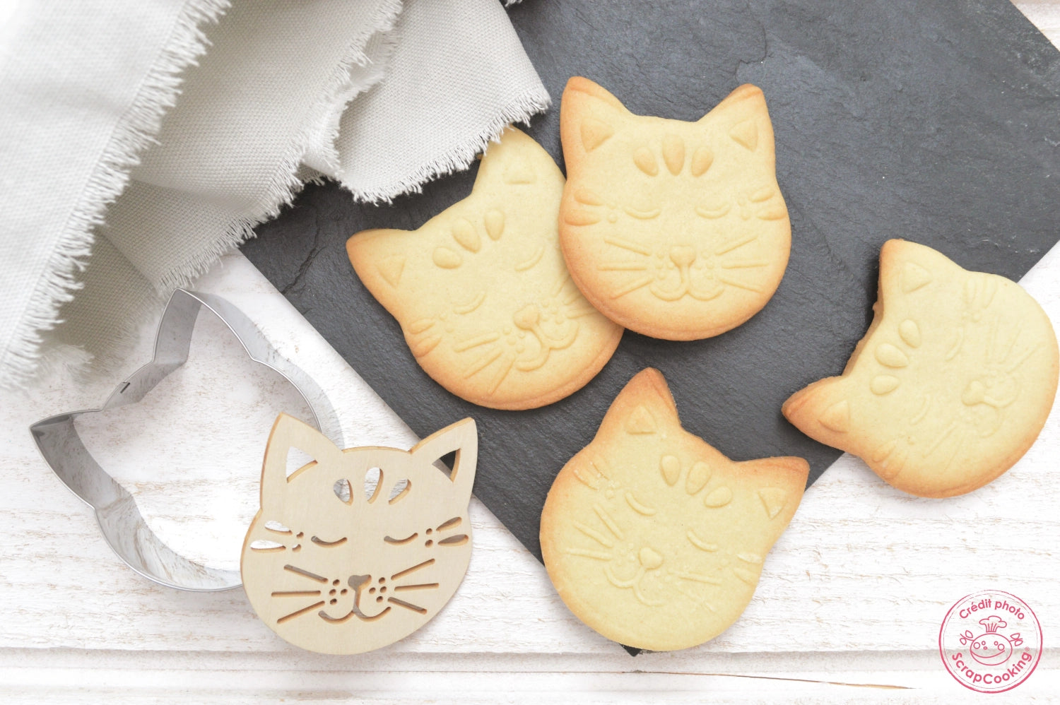 Verspielte Ausstechform und Holzpräger in Katzen-Design von Scrap Cooking, ideal für das Gestalten von süßen Backwaren und Keksen.
