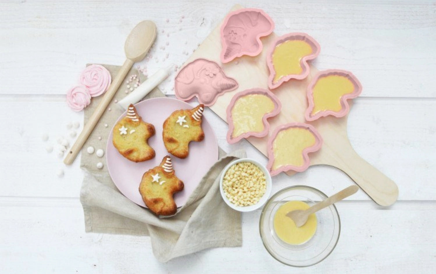Sechs farbenfrohe Silikon-Einhornformen von Scrap Cooking, ideal für fantasievolle Backprojekte und süße Leckereien.