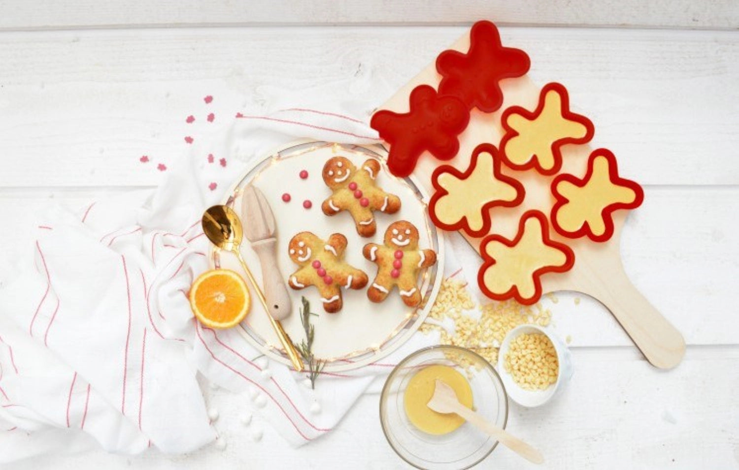 Sechs kreative Silikonformen im Lebkuchenmann-Design von Scrap Cooking, ideal für festliche Backprojekte und süße Überraschungen.