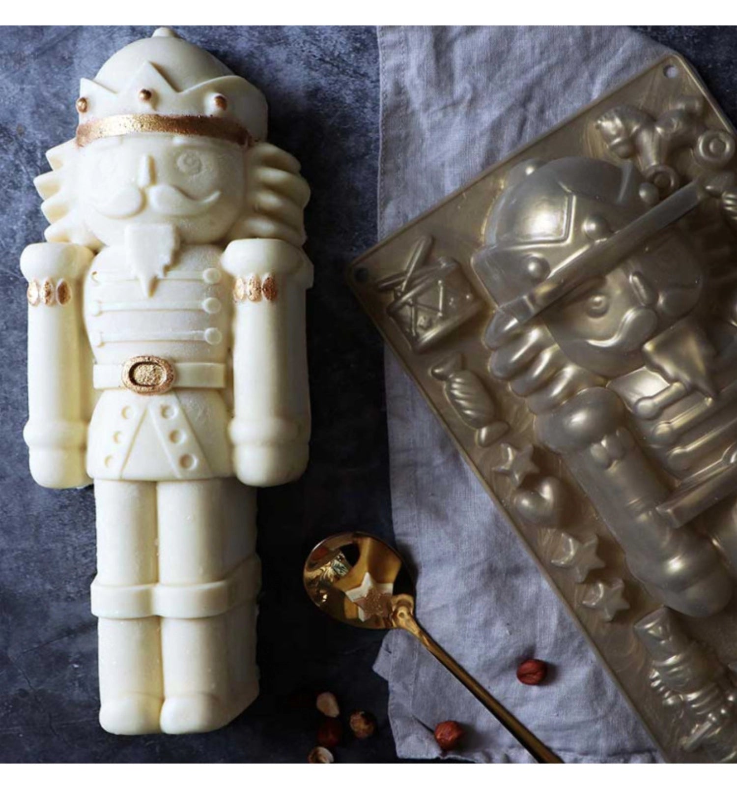 Verleihen Sie Ihren Weihnachtsleckereien mit der Silikonbackform Nussknacker von Scrap Cooking eine kreative Note! Ideal für festliche Backideen.