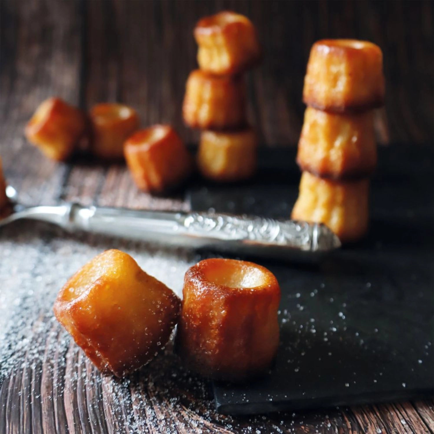 Silikonbackform für 18 Mini Cannelés von Scrap Cooking, ideal für die Herstellung von feinen, kleinen Leckereien im Handumdrehen.