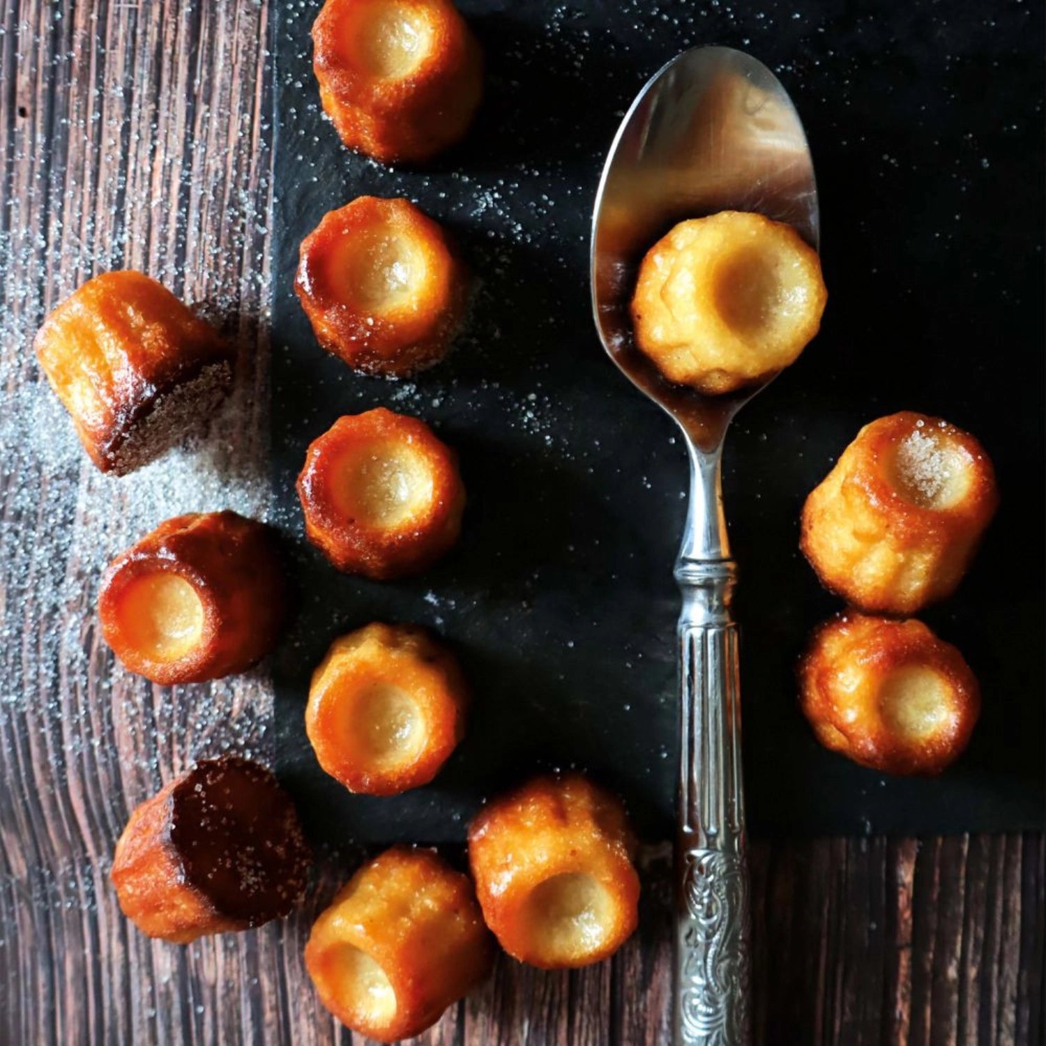Praktische Silikonform für 18 Mini Cannelés von Scrap Cooking, perfekt für kreative Backideen und köstliche Desserts.