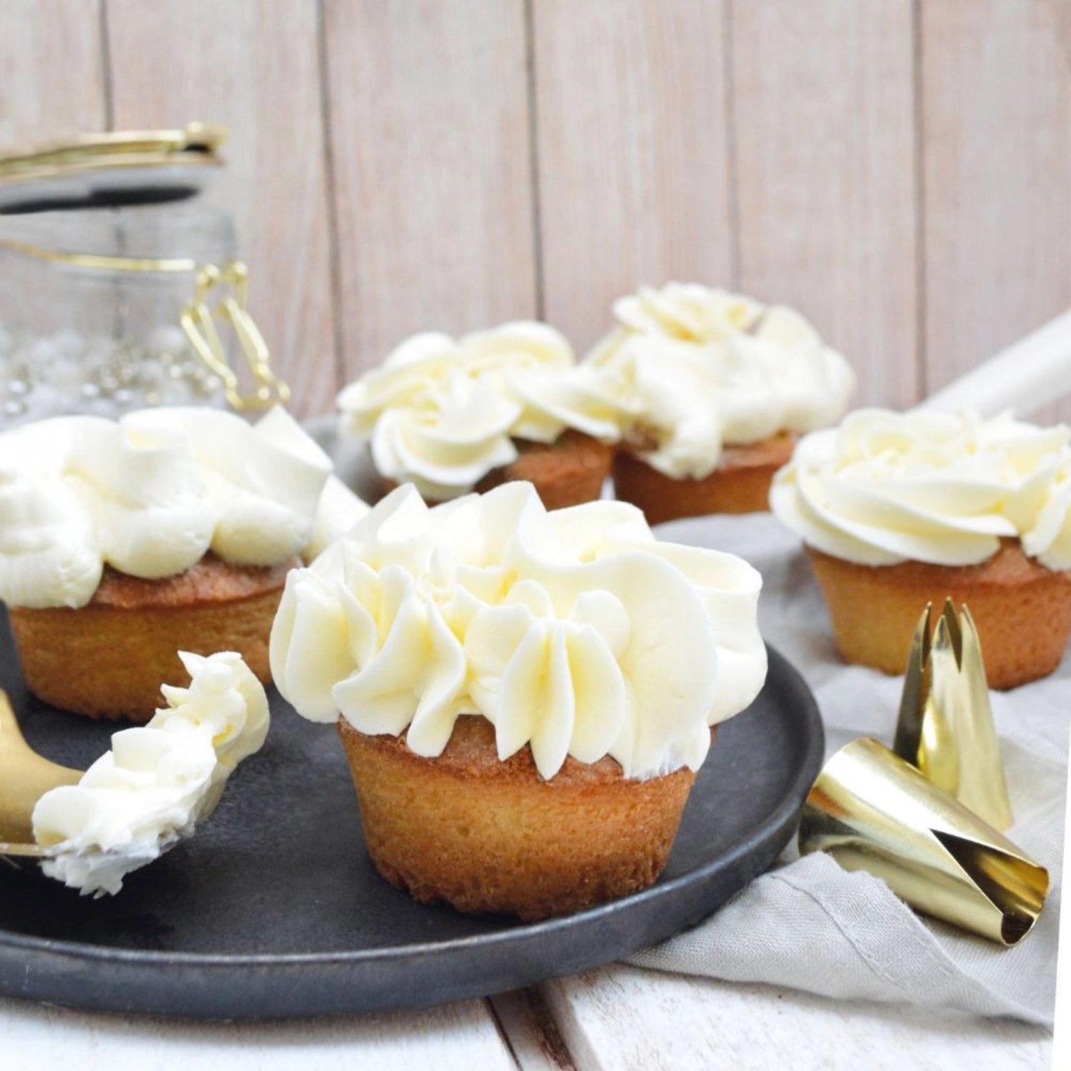 Vielseitige 6er Muffinform aus Silikon in leuchtendem Pink von Scrap Cooking, perfekt für leckere Muffins und unkompliziert in der Pflege.