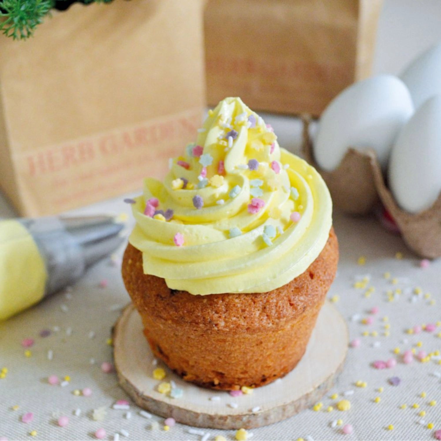 Bunte 6er Silikon-Muffinform in Pink von Scrap Cooking, ideal für kreative Muffin-Backprojekte und leicht zu reinigen.