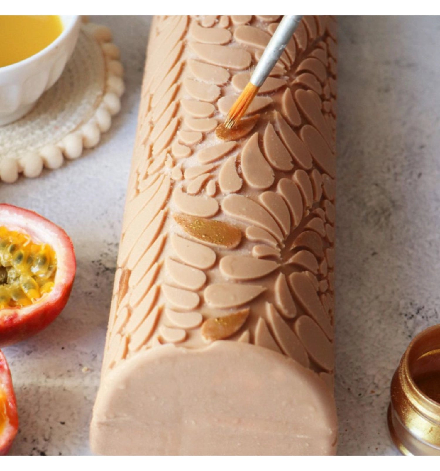 Verleihen Sie Ihren Back- und Kochkreationen mit der goldenen Lebensmittelfarbe von Scrap Cooking einen eleganten Glanz. Perfekt dosierbar in 20g!