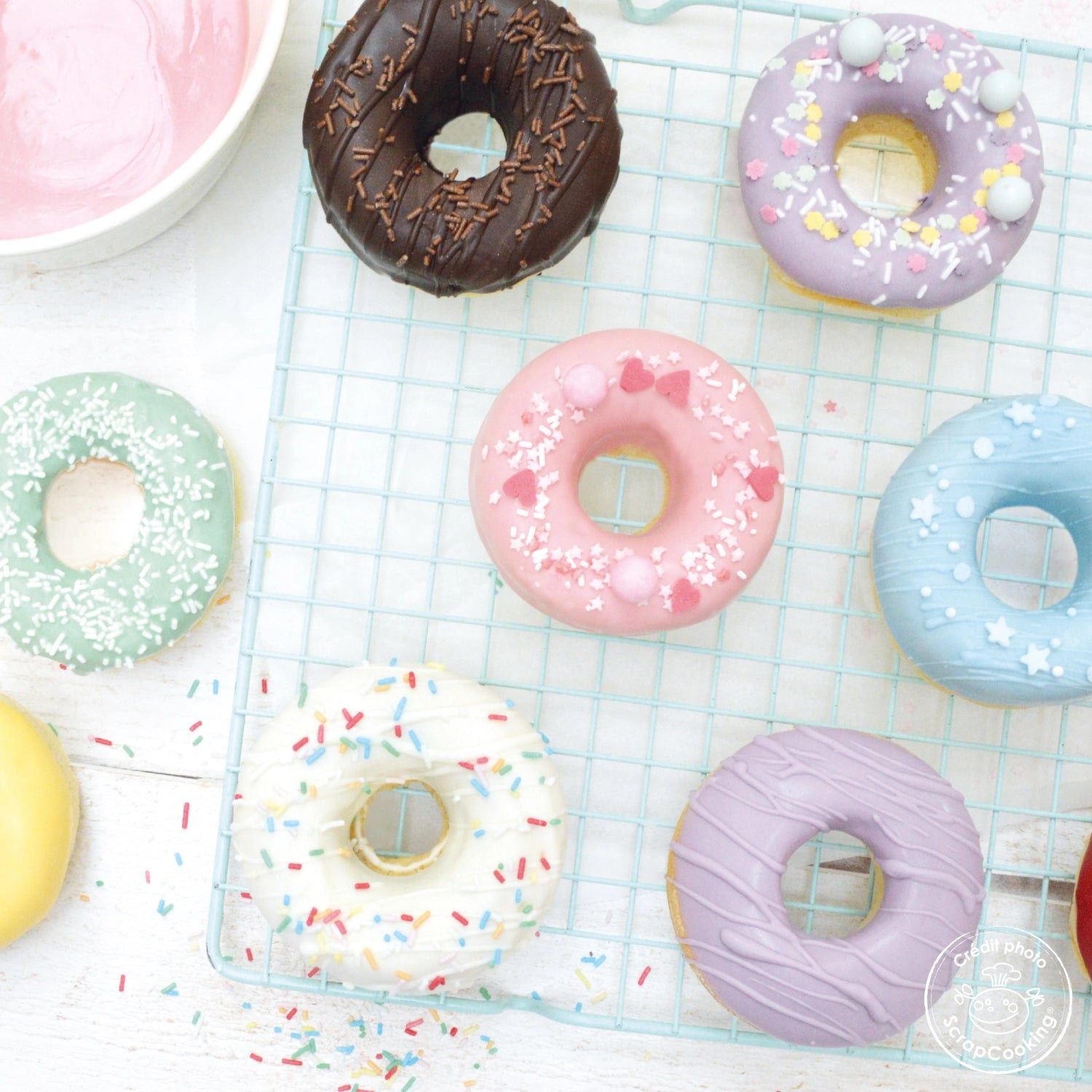 Rosa Schokoladengeschmacksglasur für Drip Cakes, 130g von Scrap Cooking, ideal für kreative Backprojekte und süße Dekorationen.