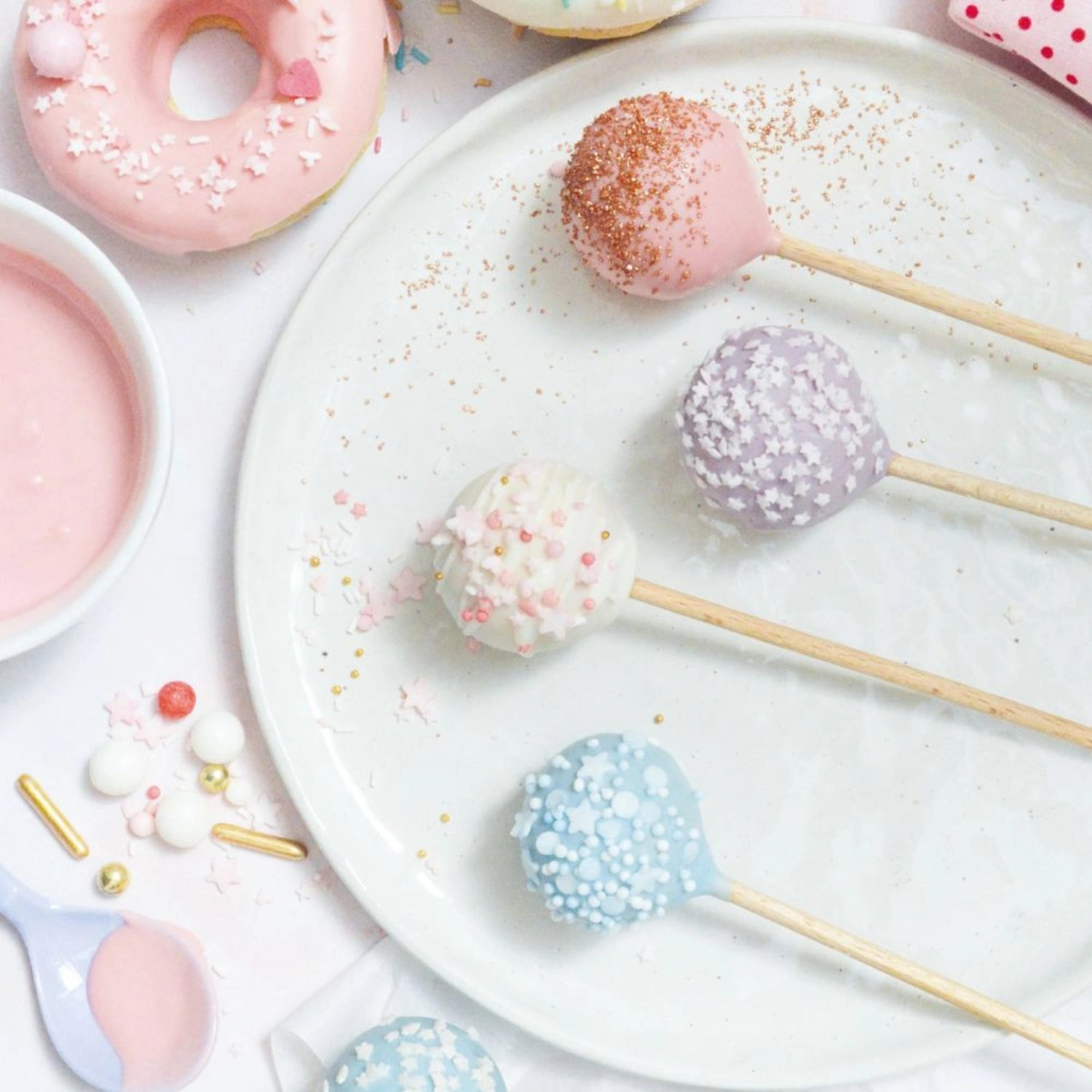 Leckere rosa Schokoladenglasur für Drip Cakes, 130g von Scrap Cooking, perfekt für das Veredeln von Torten und Desserts.