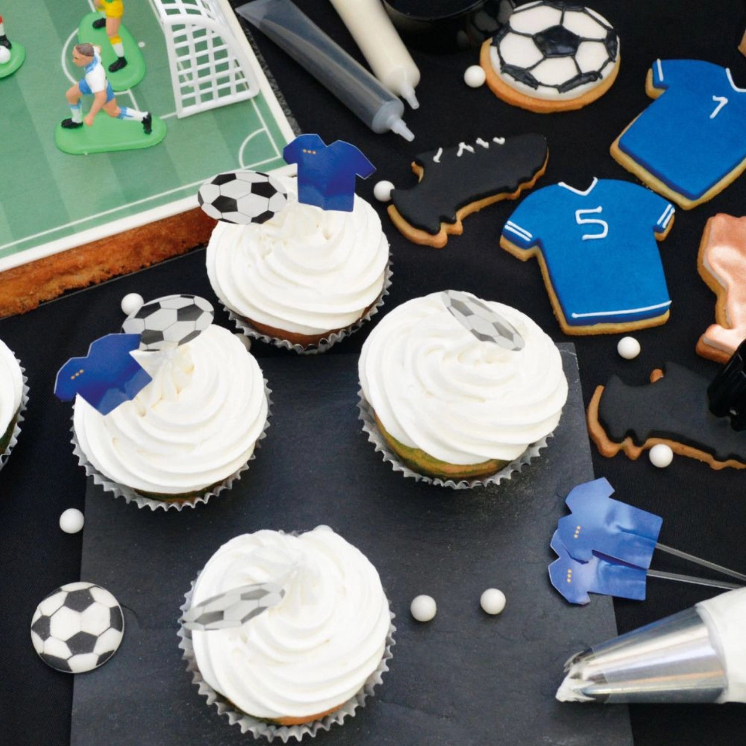 Buntes Set mit 24 Muffinförmchen und Dino-Cake Toppers von Scrap Cooking, ideal für festliche Anlässe und kreative Backprojekte.