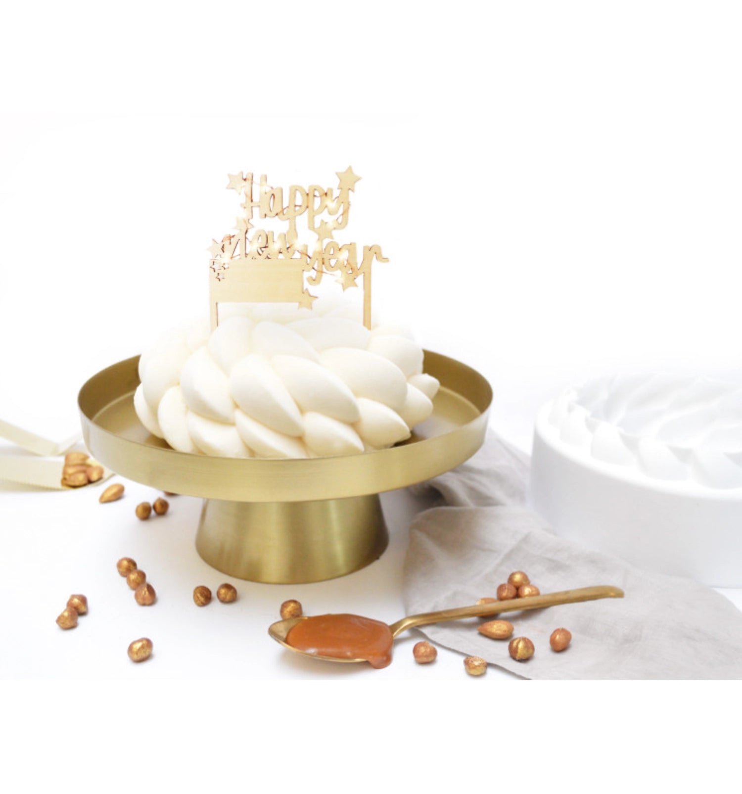 Stylischer Cake Topper mit LED-Lichtern, der "Happy New Year" verkündet – ideal für festliche Torten zu Silvester und besondere Anlässe.