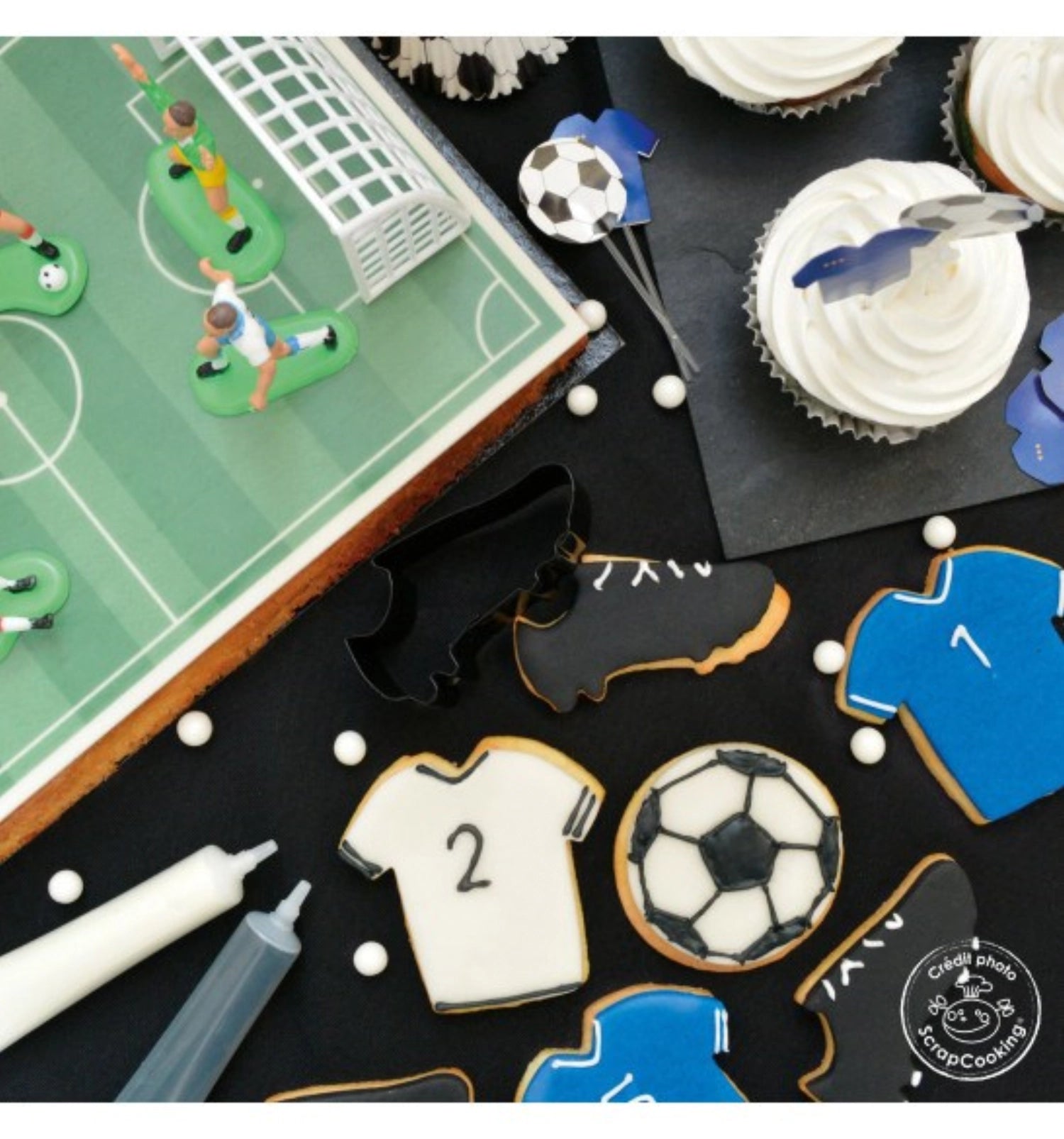 Set aus 8 Fußball-Kerzen von Scrap Cooking, perfekt für Fußballpartys und Geburtstagsfeiern, sorgt für eine festliche Atmosphäre.