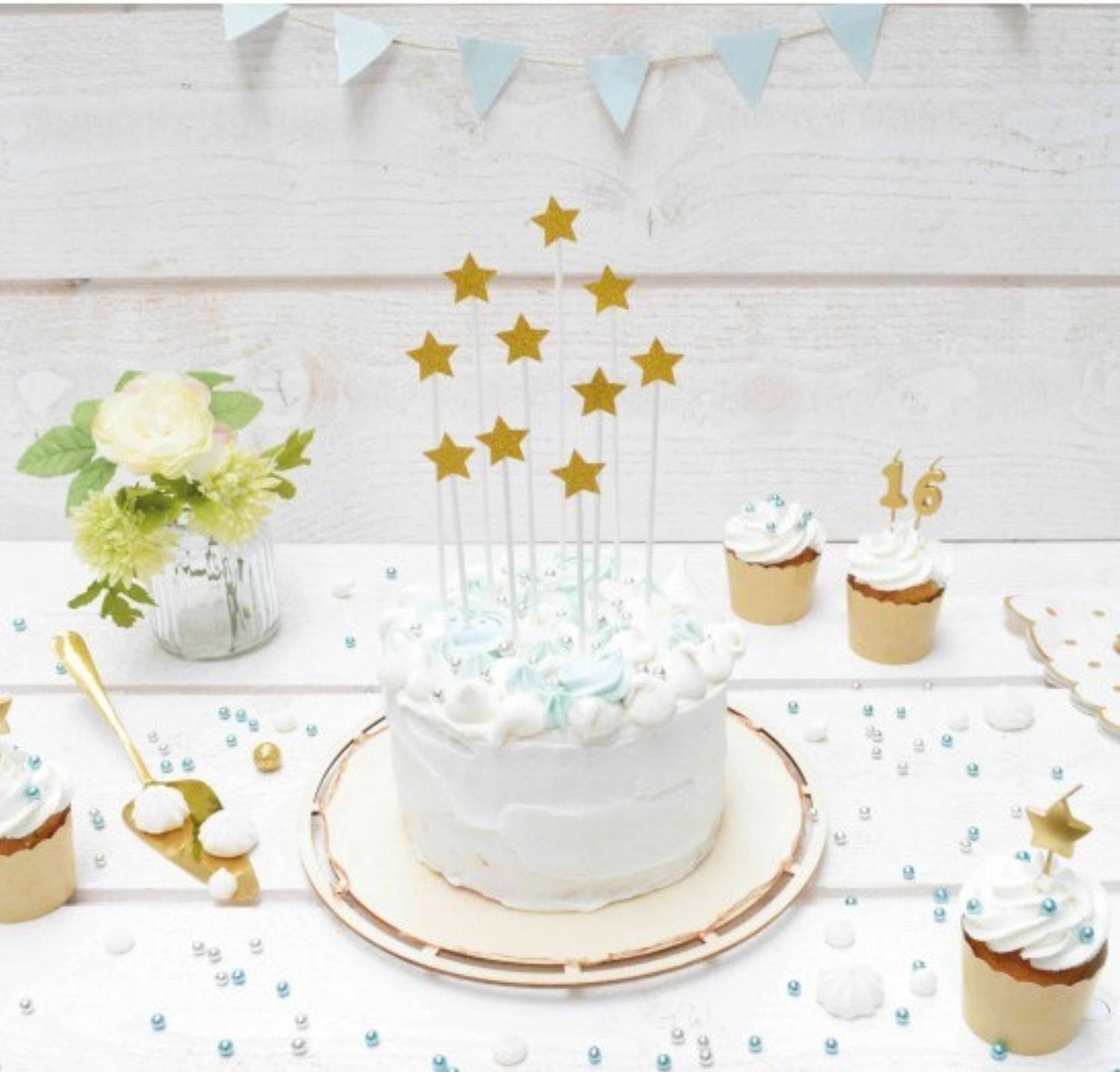 Verleihen Sie Ihren Feiern mit dem 15-tlg. Set goldene Kerzen 123 Stern von Scrap Cooking einen Hauch von Eleganz und Stil. Ideal für jede Tischdekoration!