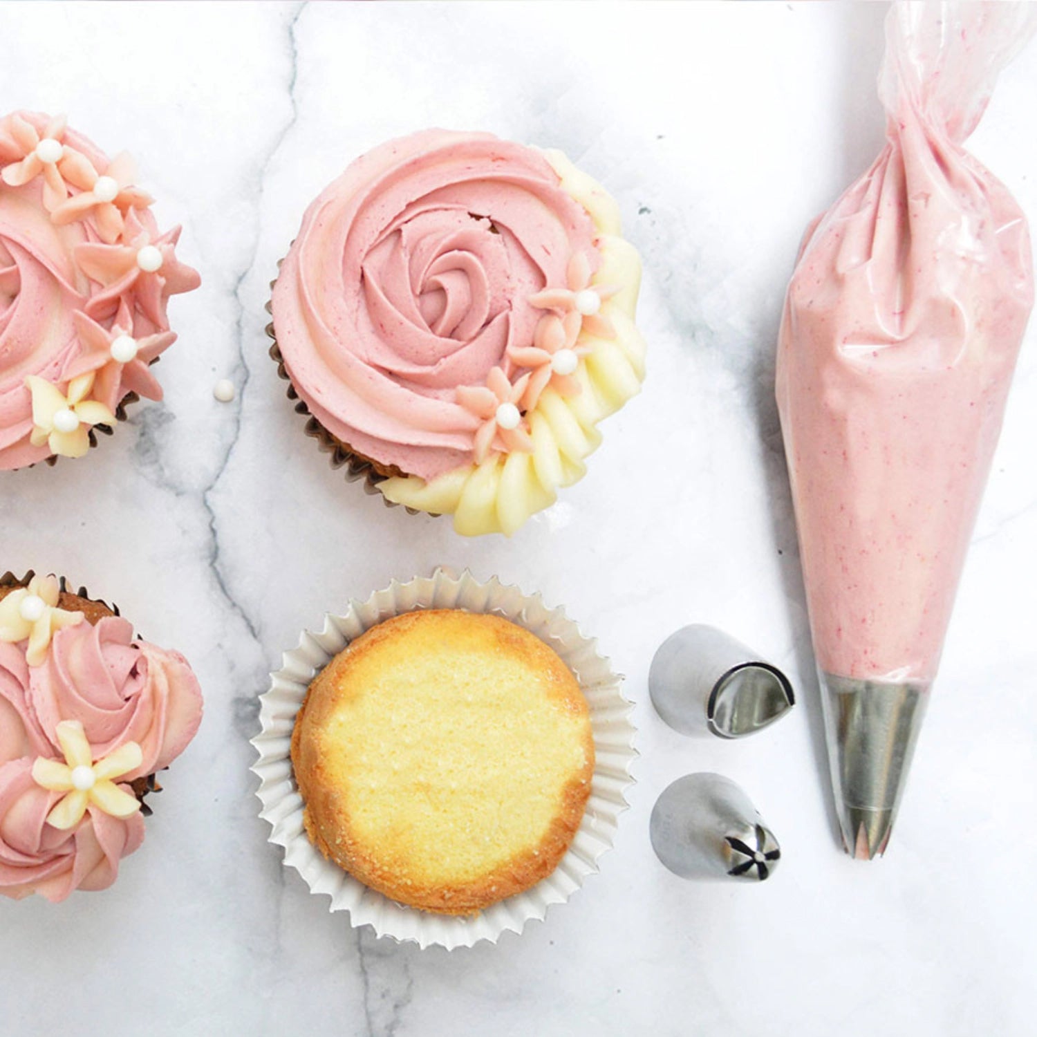 Entfesseln Sie Ihre Kreativität mit dem Scrap Cooking Spritzsack! 4 vielseitige Aufsätze für kunstvolle Dekorationen und einfache Handhabung.