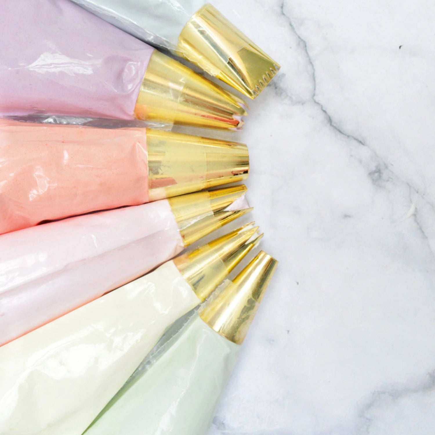 Entdecken Sie die Einmalspritztüten Patisserie von Scrap Cooking: perfekt für kreative Tortendekorationen, hygienisch und einfach in der Handhabung.