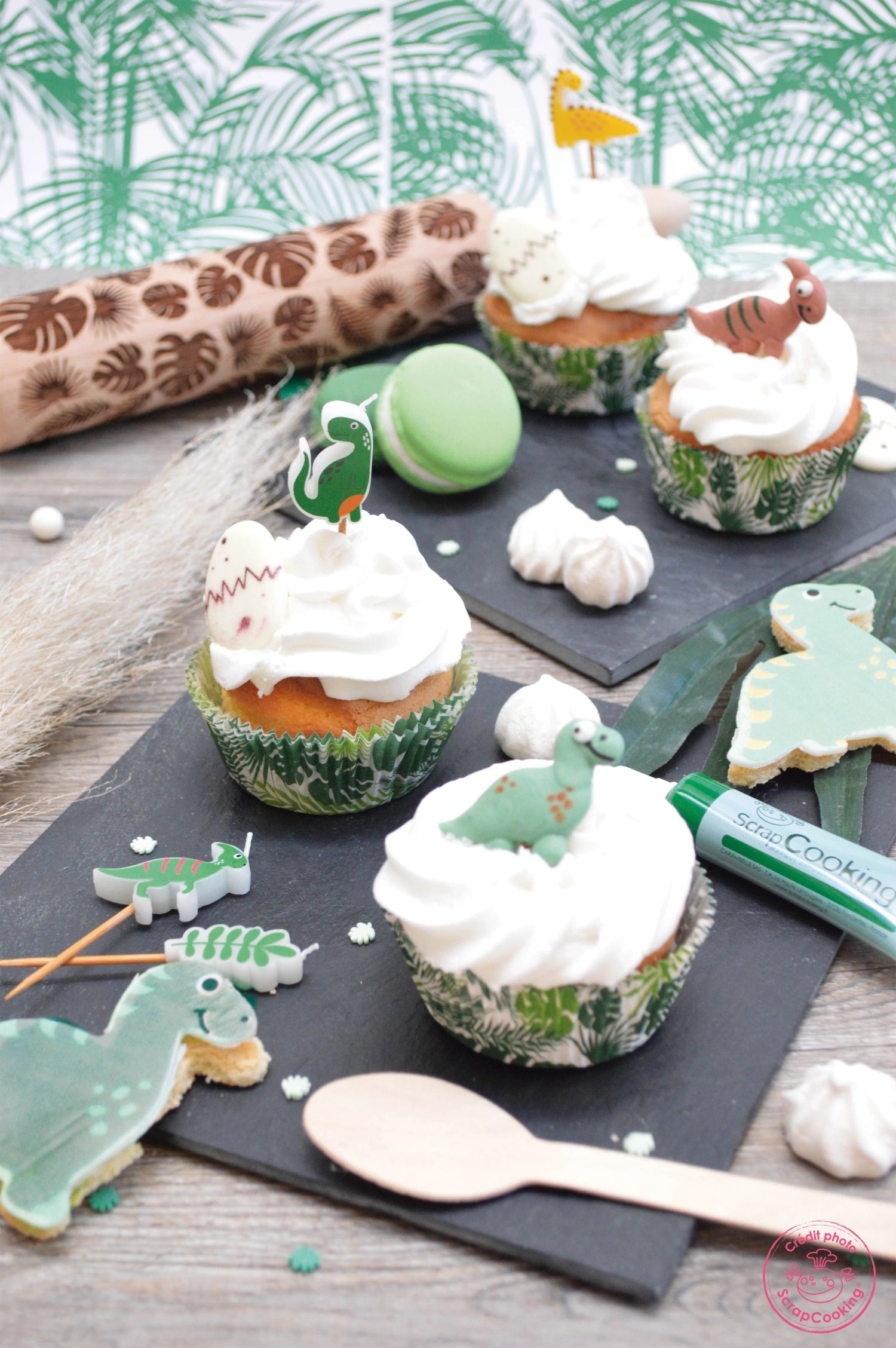 Buntes Set mit 8 Dino-Kerzen von Scrap Cooking, perfekt für Kindergeburtstage und festliche Anlässe, um Torten und Muffins zu verschönern.