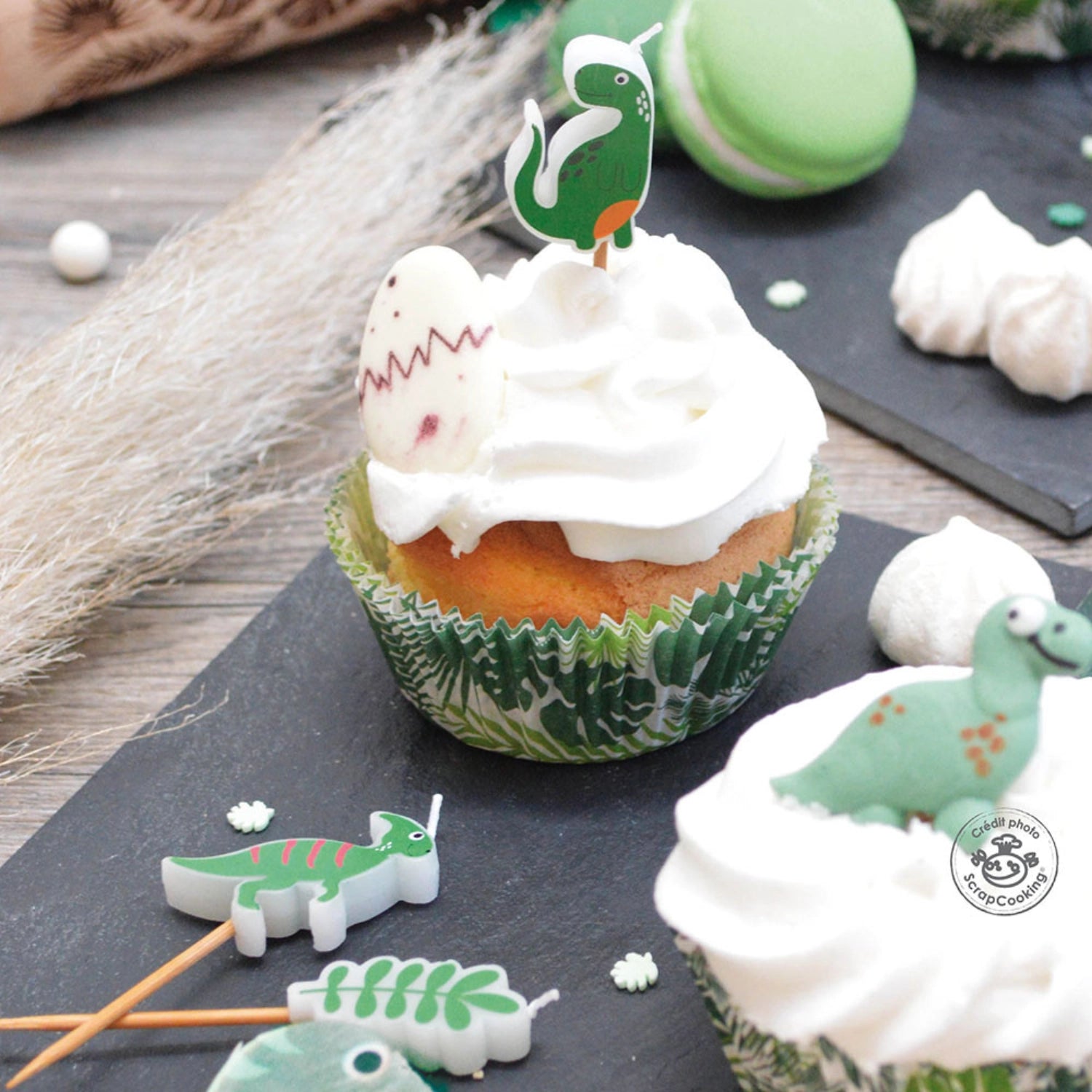 Set aus 8 farbenfrohen Dino-Kerzen von Scrap Cooking, ideal für Kinderfeiern, um Torten und Muffins kreativ zu dekorieren.