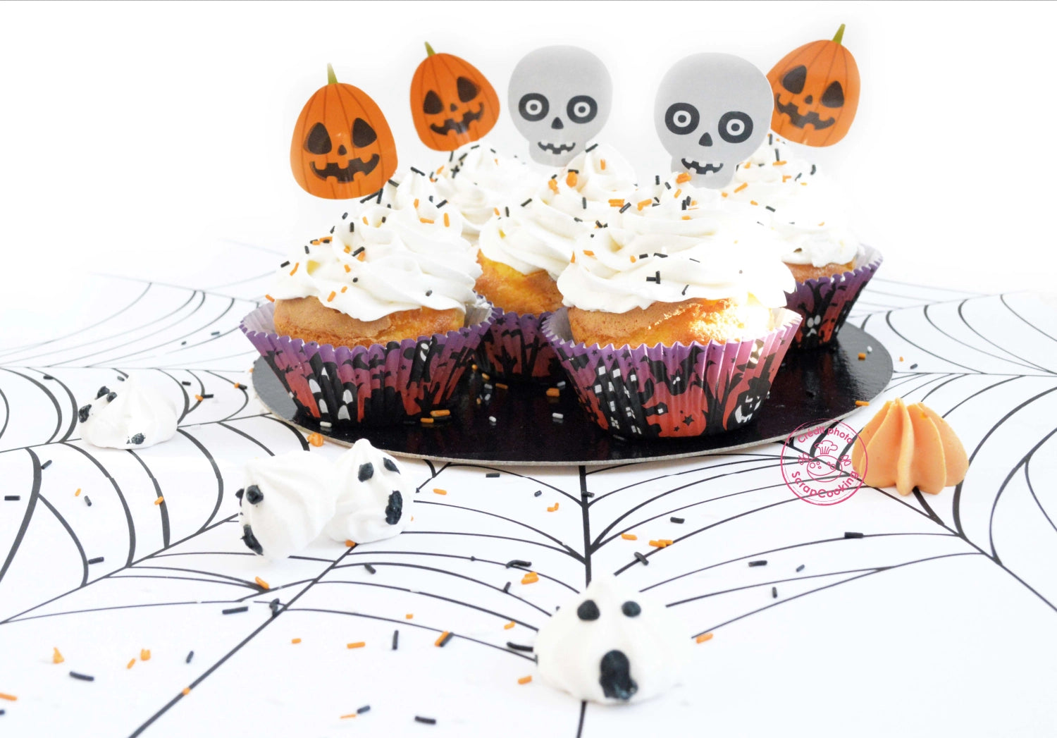 Verleihen Sie Ihrer Halloween-Party mit den 24 Muffinförmchen und Toppers von Scrap Cooking einen gruseligen Touch! Perfekt für kreative Muffin-Dekorationen.