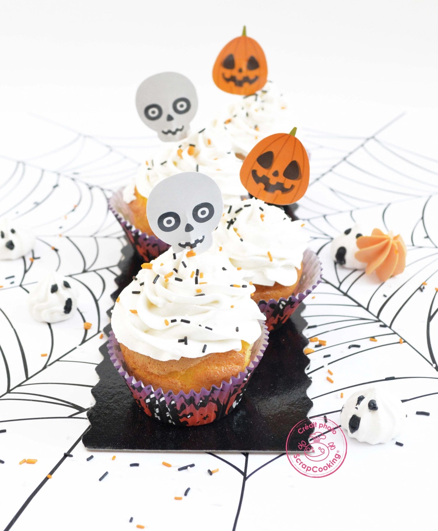 Bunte Muffinförmchen und Toppers für Halloween von Scrap Cooking, ideal für kreative und schaurige Backprojekte zu Halloween.