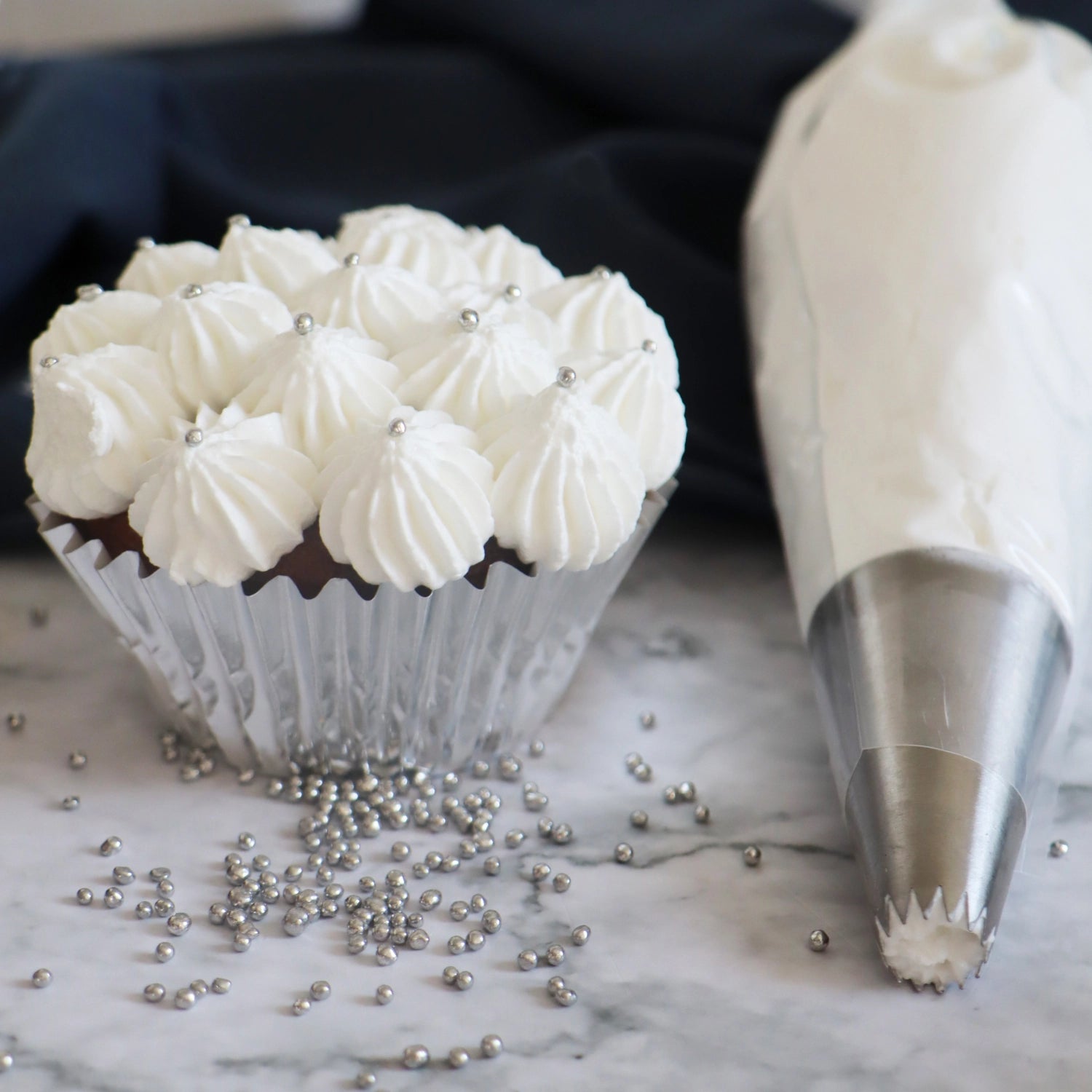 Elegante 48er-Packung silberner Cupcake Formen von Scrap Cooking, ideal für kreative Backprojekte und besondere Feierlichkeiten.