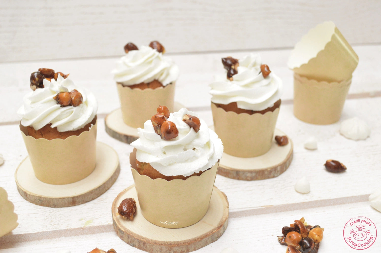 Buntes 25er Set Cupcake Förmchen von Scrap Cooking, perfekt für kreative Backprojekte und festliche Anlässe, sorgt für Spaß beim Backen.