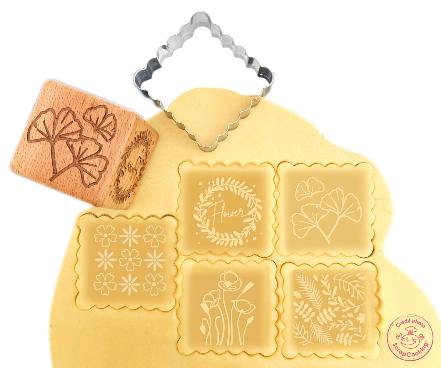 Würfelförmiger Cookie Stamp und Ausstecher mit floralen Designs von Scrap Cooking, perfekt zum kreativen Dekorieren von Keksen und Backwaren.