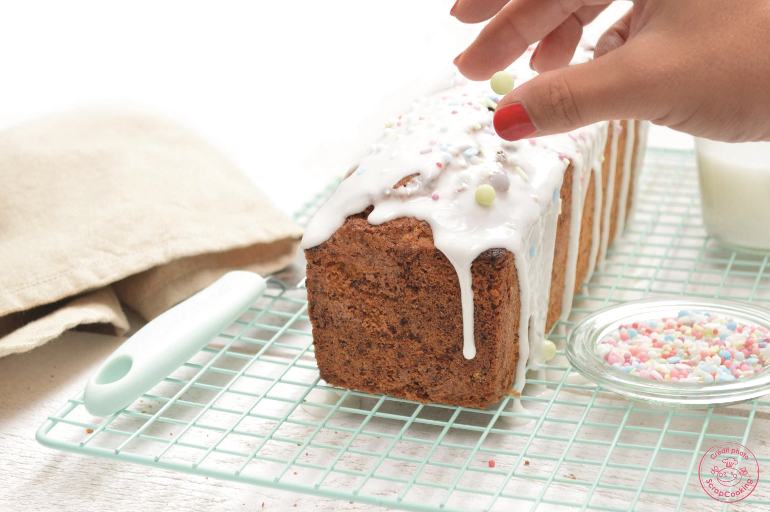 Das Scrap Cooking Backgitter in Pastellgrün (25 x 40 cm) ist ideal zum Abkühlen von Backwaren und bringt frischen Stil in Ihre Küche!