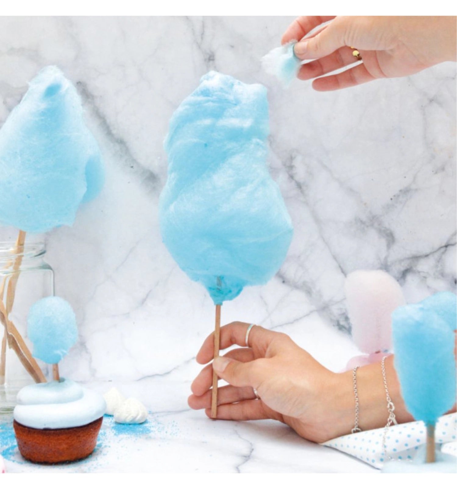 25 Zuckerwatte-Sticks von Scrap Cooking, perfekt für die Herstellung von fluffiger Zuckerwatte und süßen Snacks bei Feiern und Veranstaltungen.