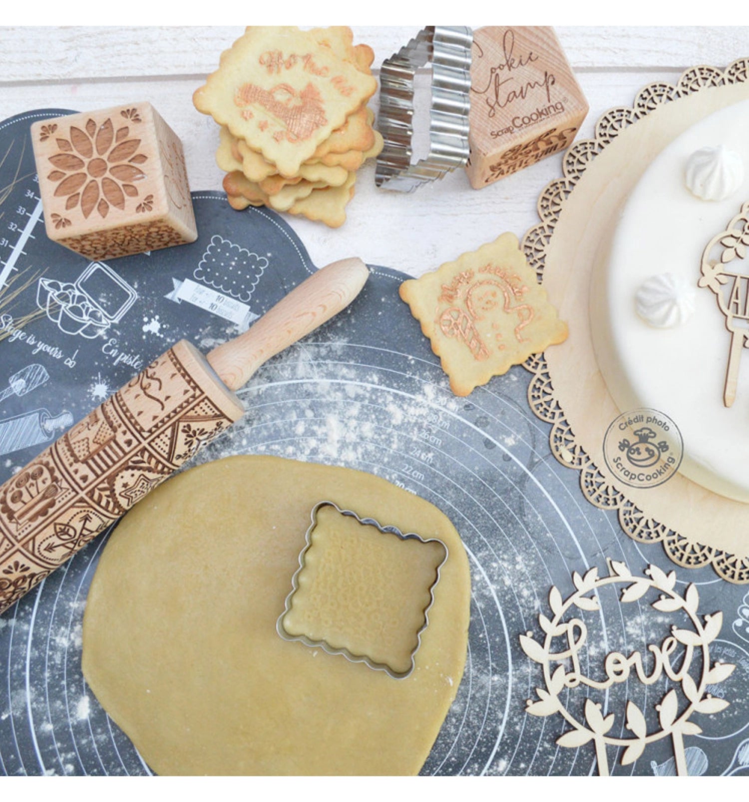 Entdecken Sie den 39 cm langen Teigroller mit "Home Made" Prägung von Scrap Cooking. Ideal für kreative Backprojekte, langlebig und leicht zu reinigen.