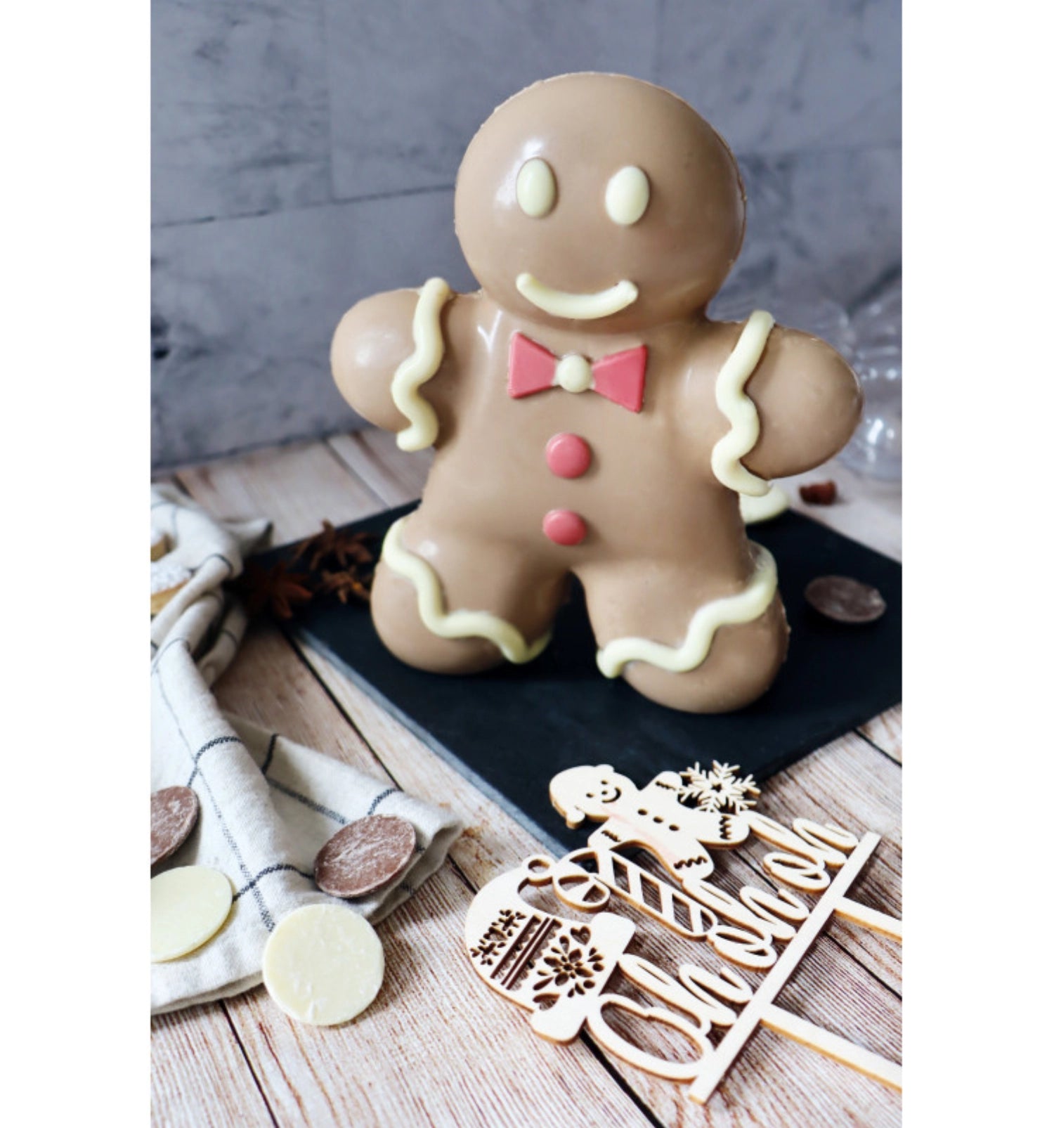Originelle 3D Schokoladenform eines Lebkuchenmanns von Scrap Cooking, perfekt für festliche Backprojekte und süße Überraschungen.
